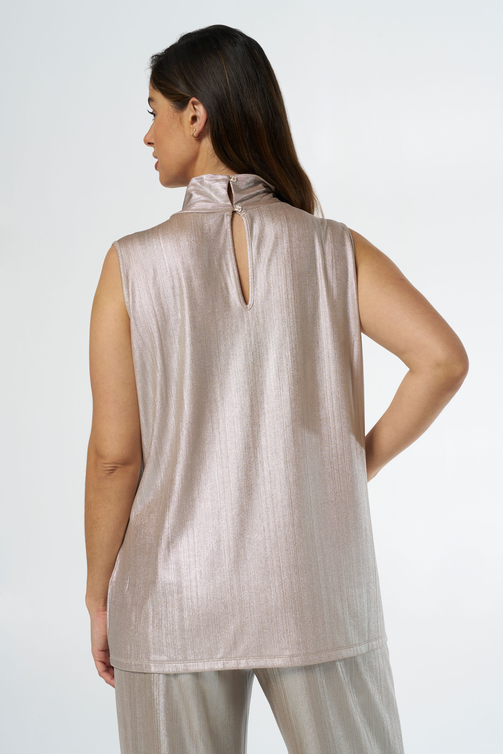 Top sin mangas con un detalle retorcido  image number 3