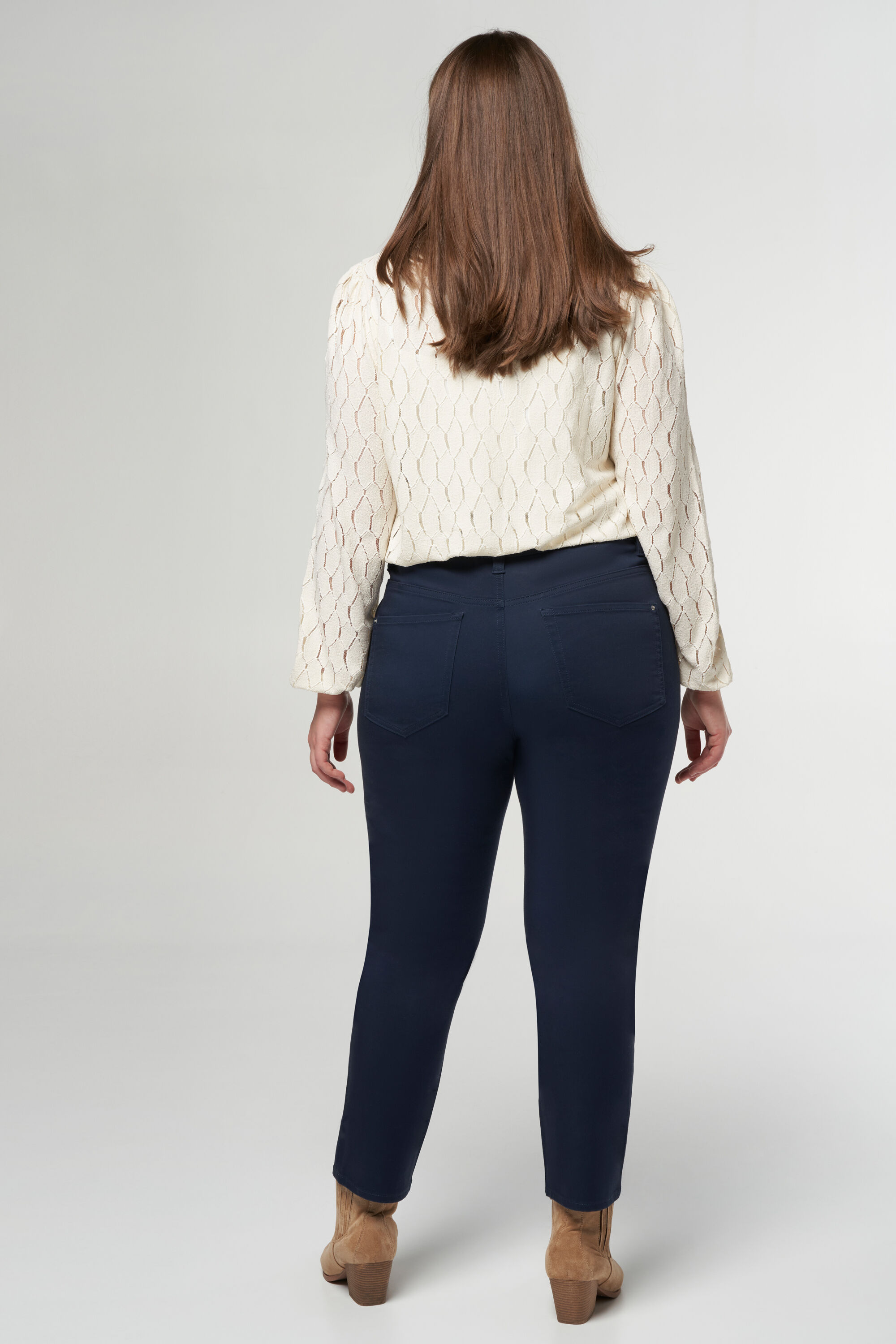 Pantalones de pernera ajustada recortados image number 3