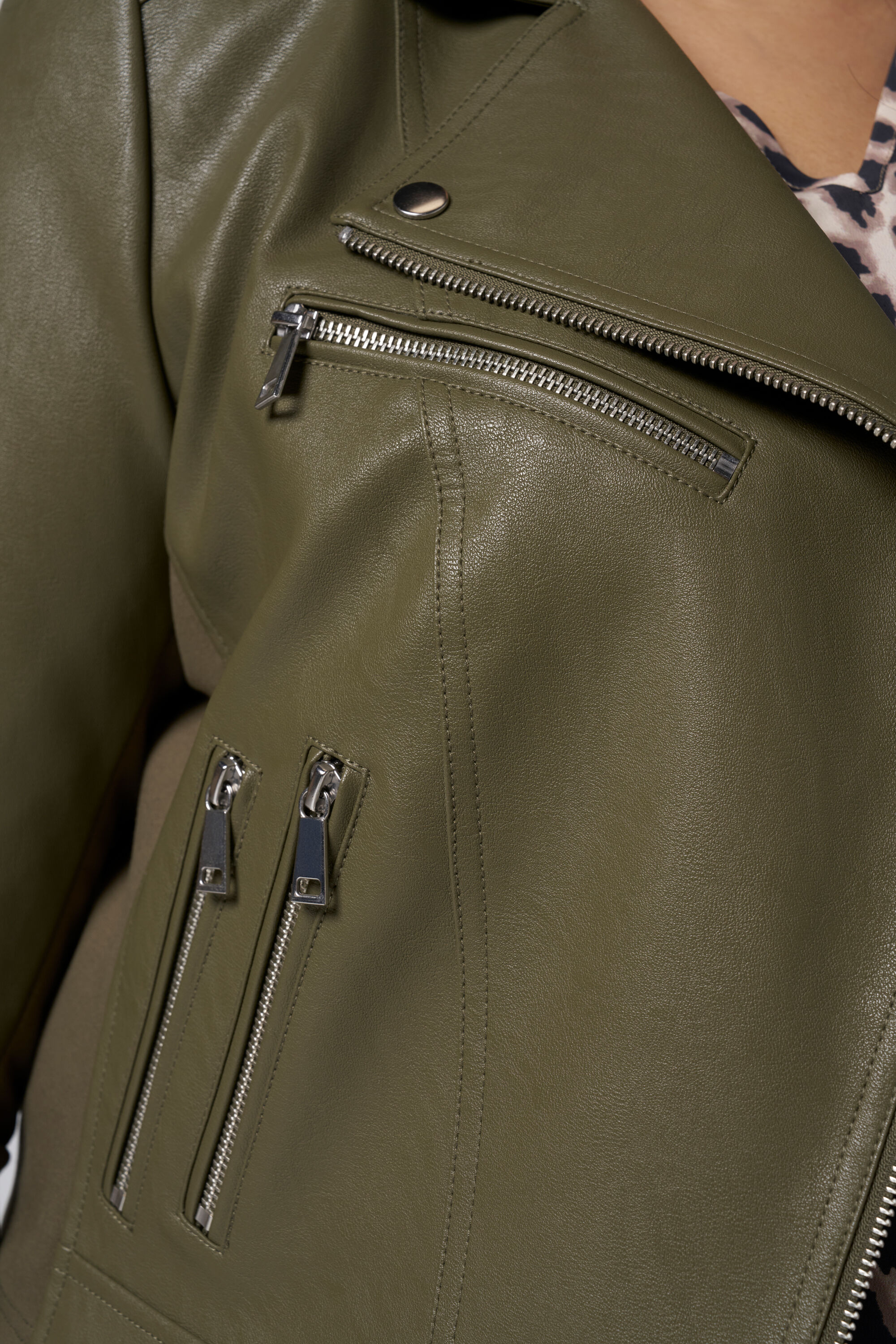 Chaqueta tipo cuero con detalles plateados image number 4