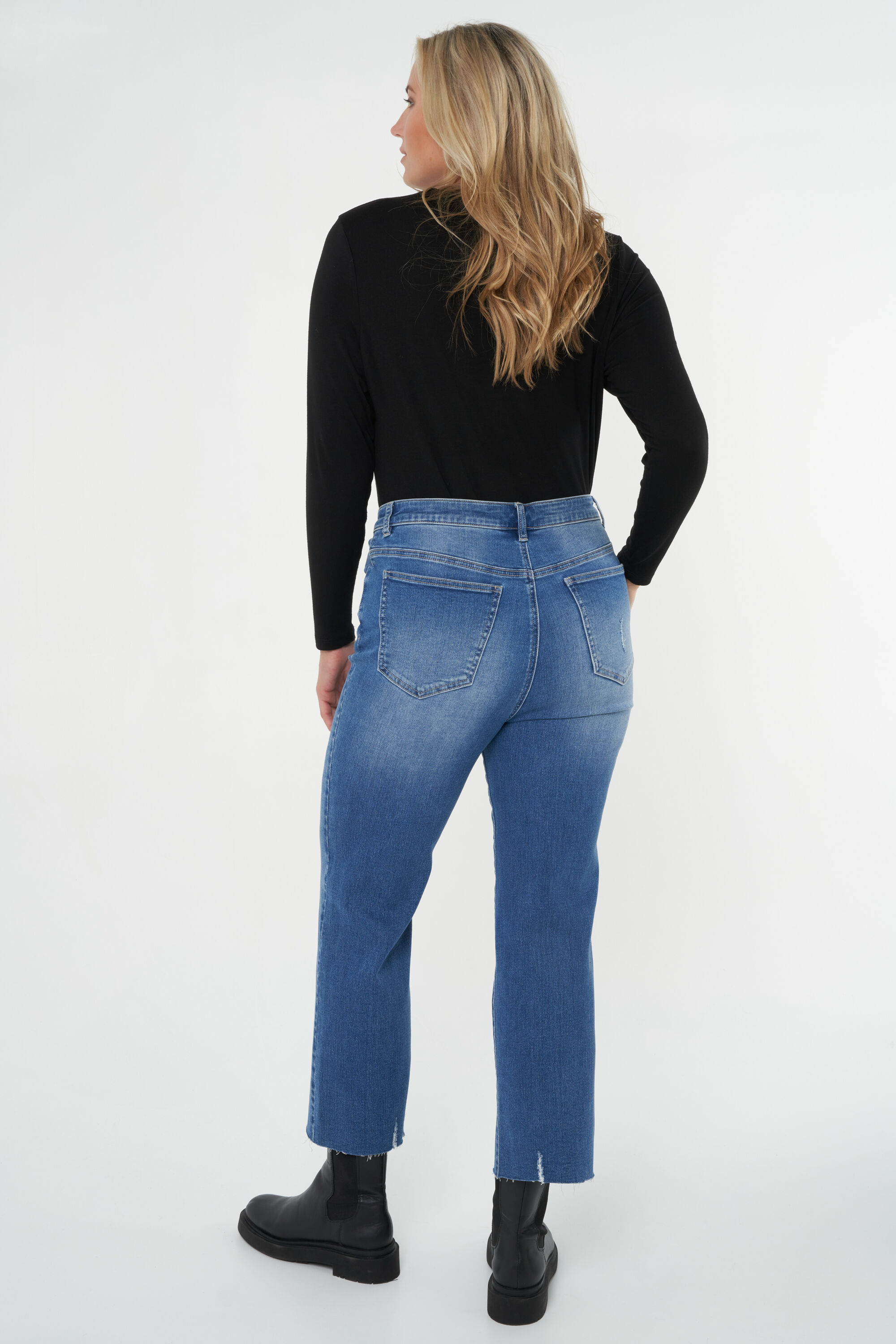 Vaqueros con detalles desgastados image number 4