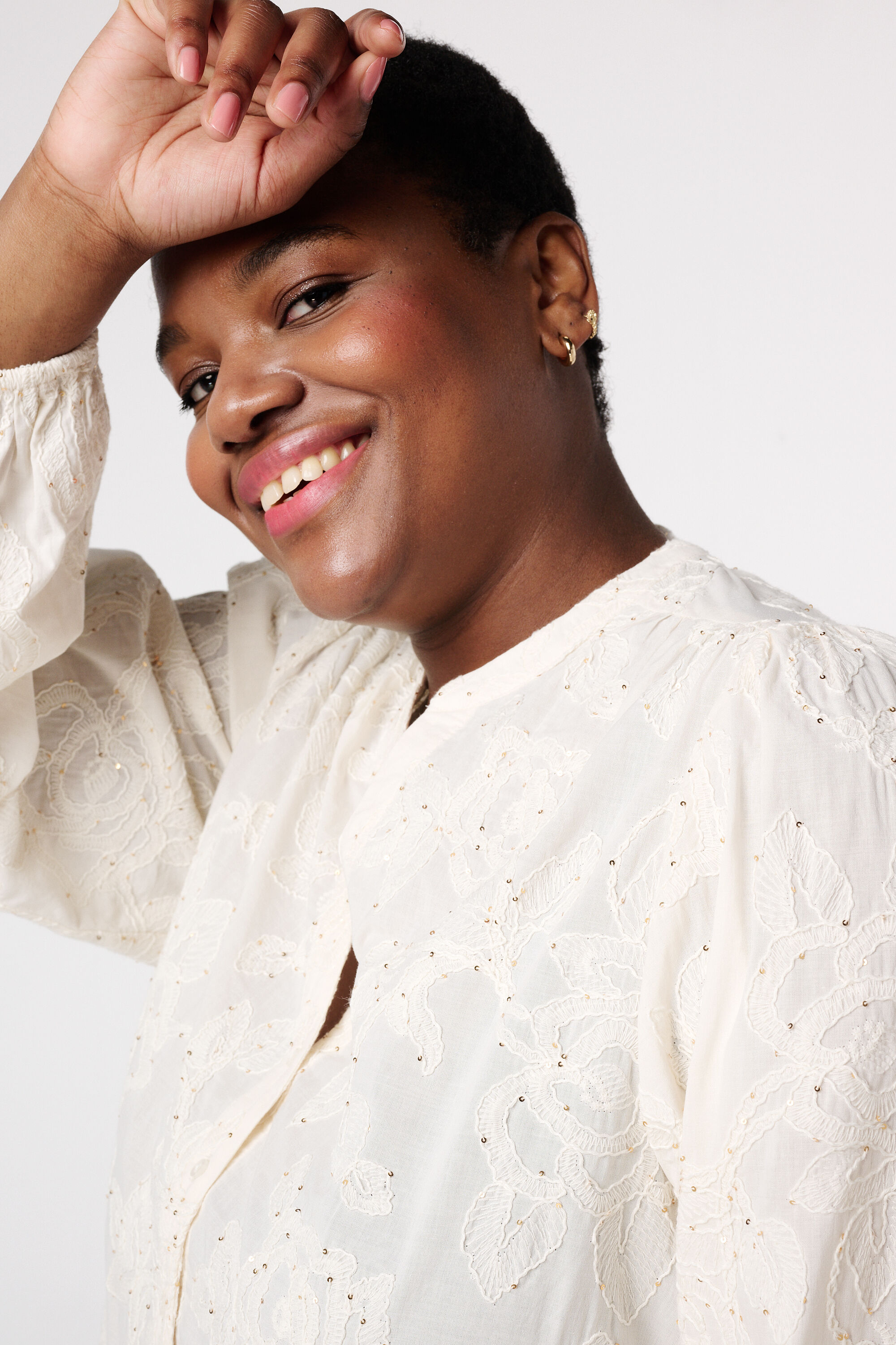 Blusa con bordados florales image number 4