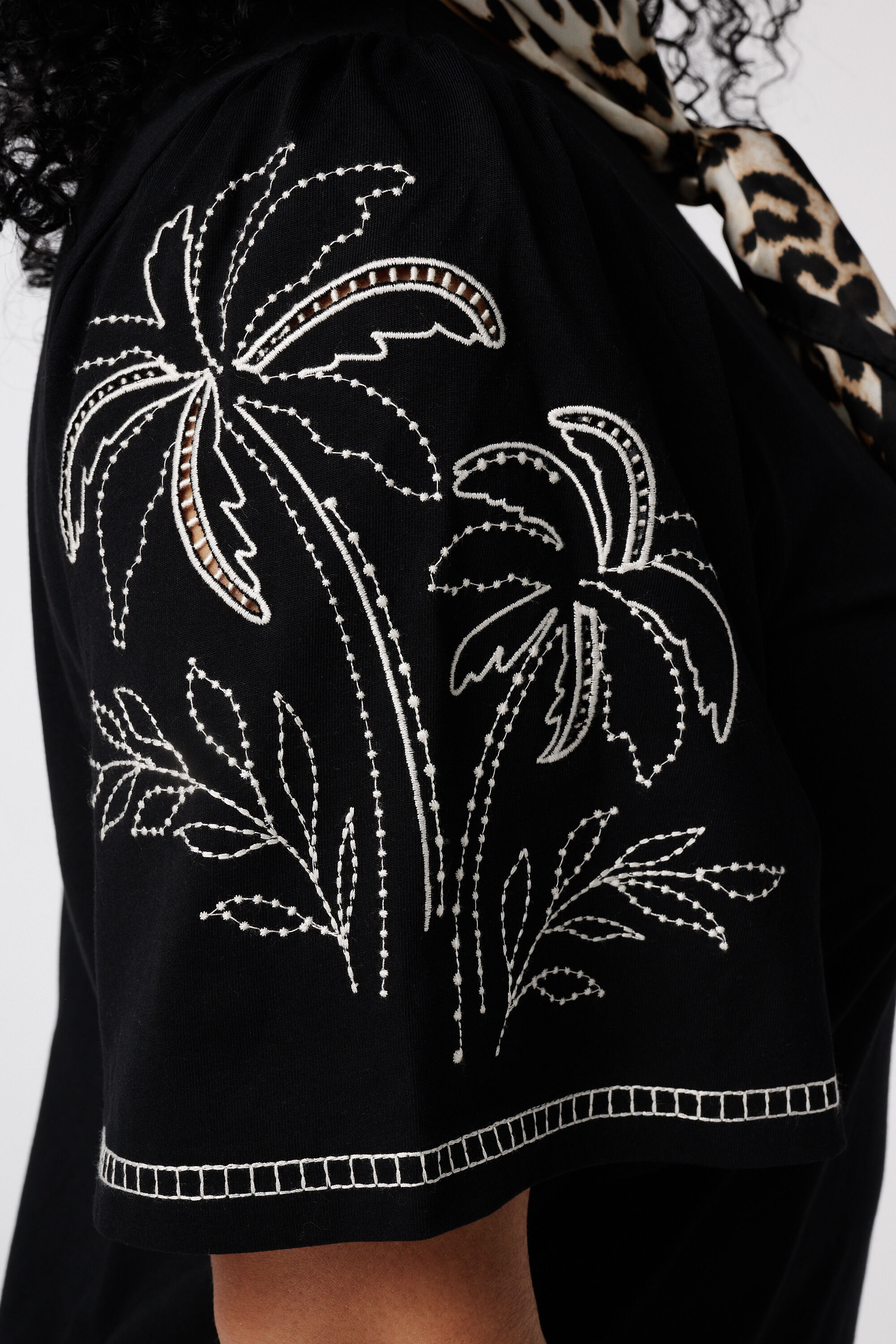 Camiseta con bordado image number 6