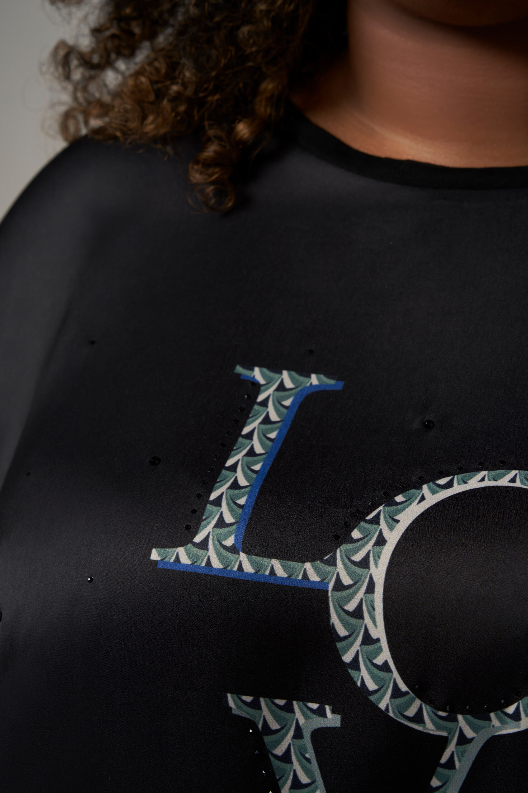 Camiseta decorada con la palabra "LOVE" estampada image number 4