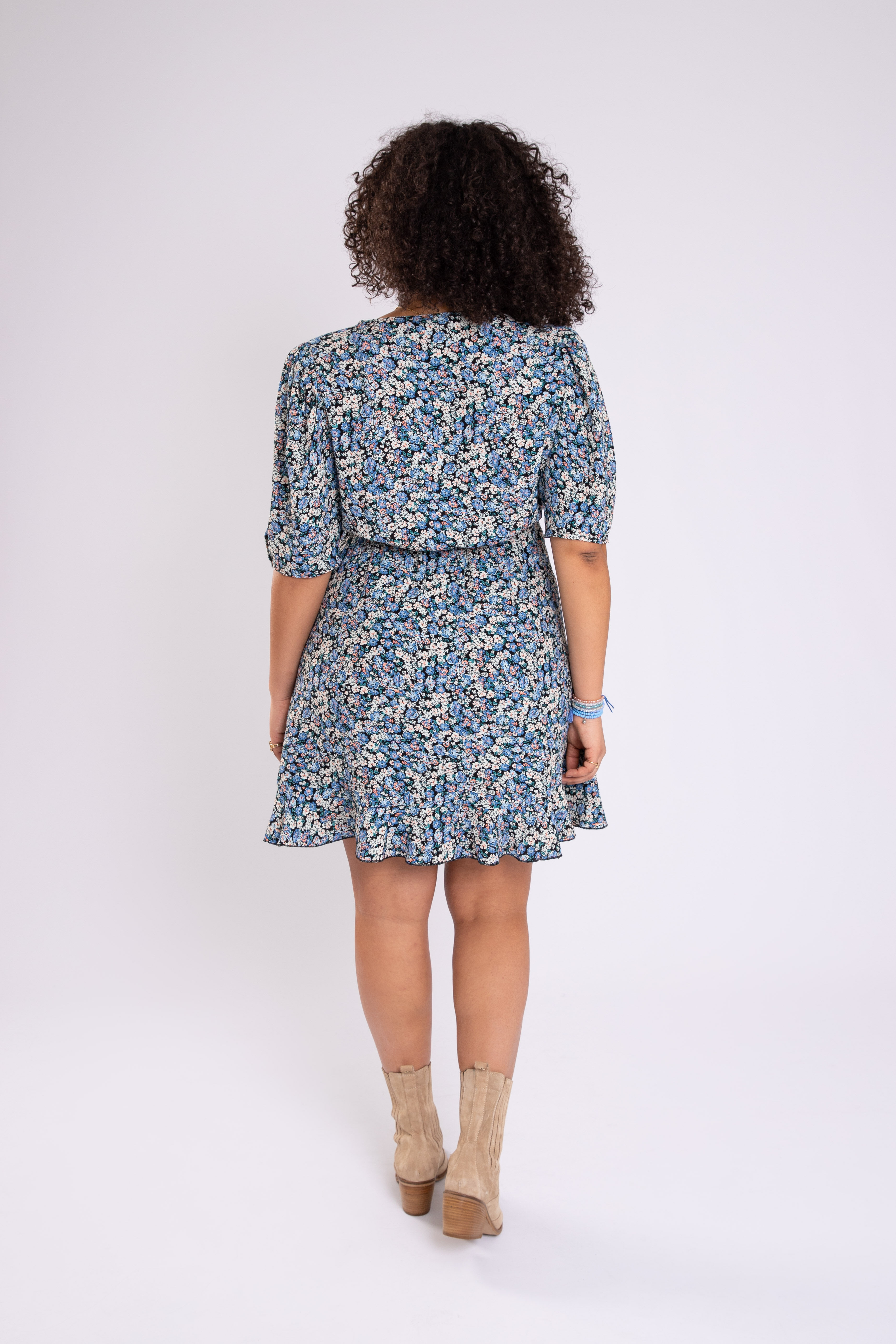 Vestido cruzado con manga abullonada image number 4