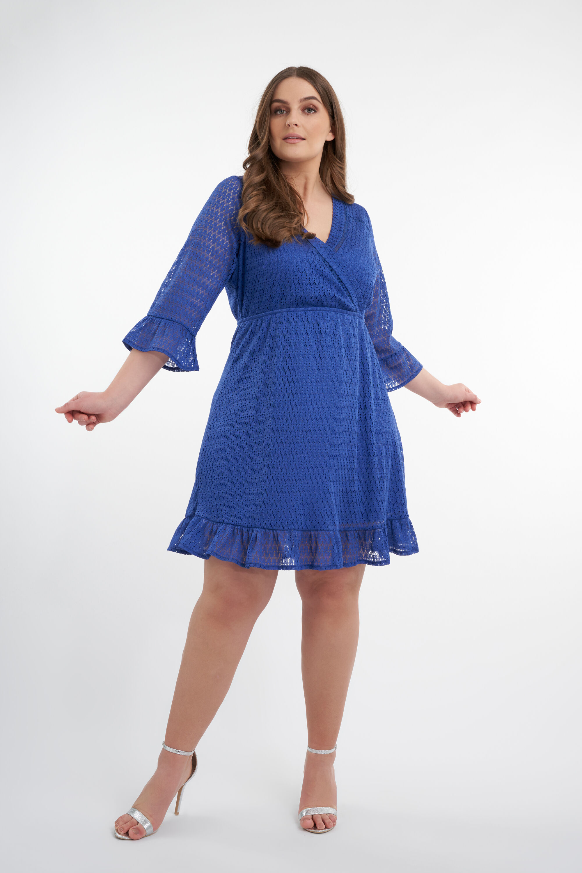 Vestido cruzado de encaje image number 7