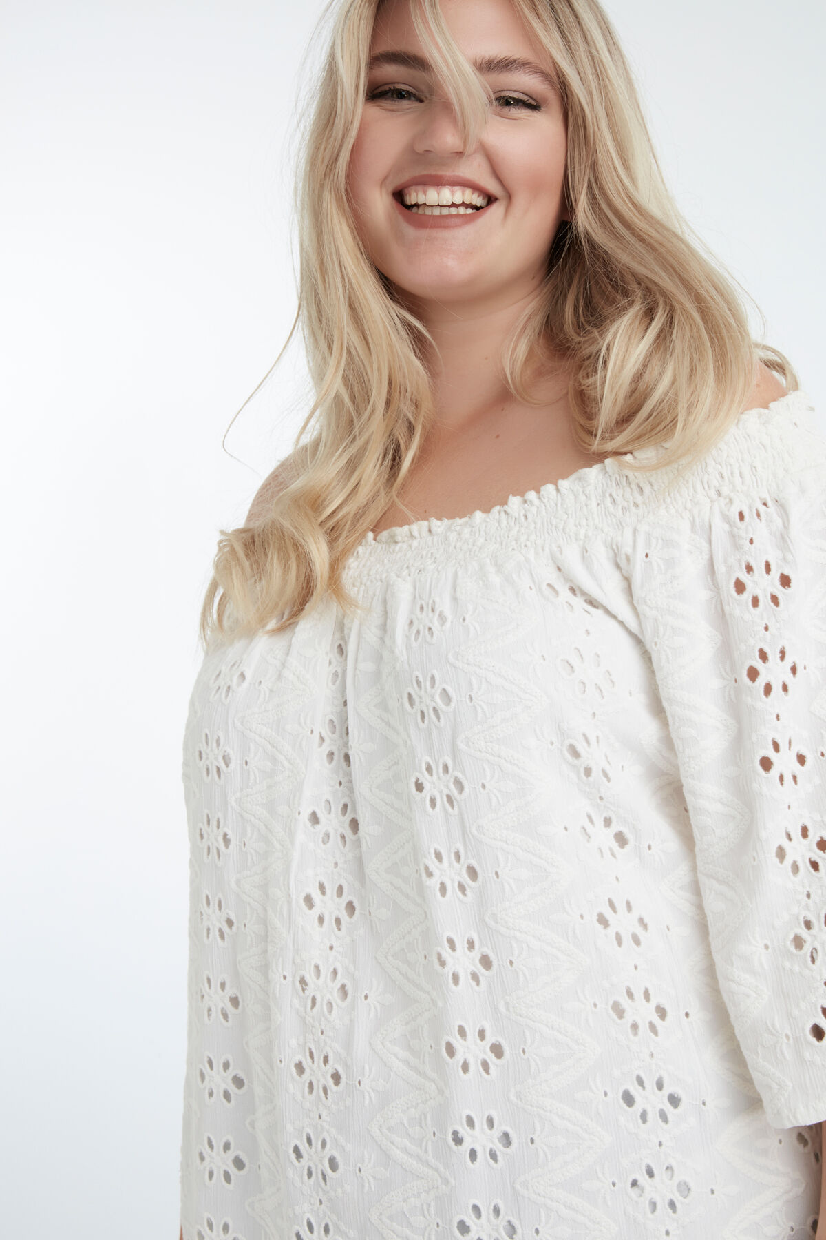 Top calado con hombros descubiertos image number 3