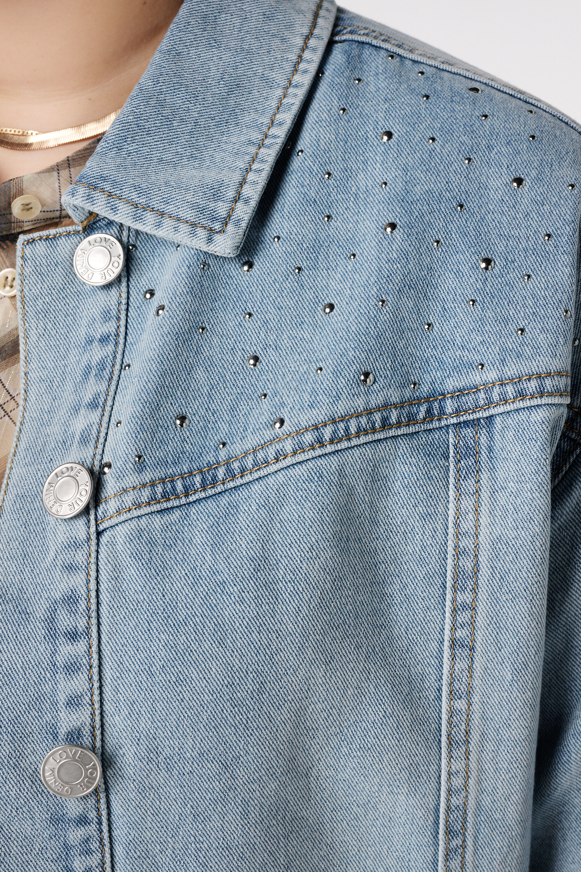 Chaqueta vaquera con tachuelas image number 6