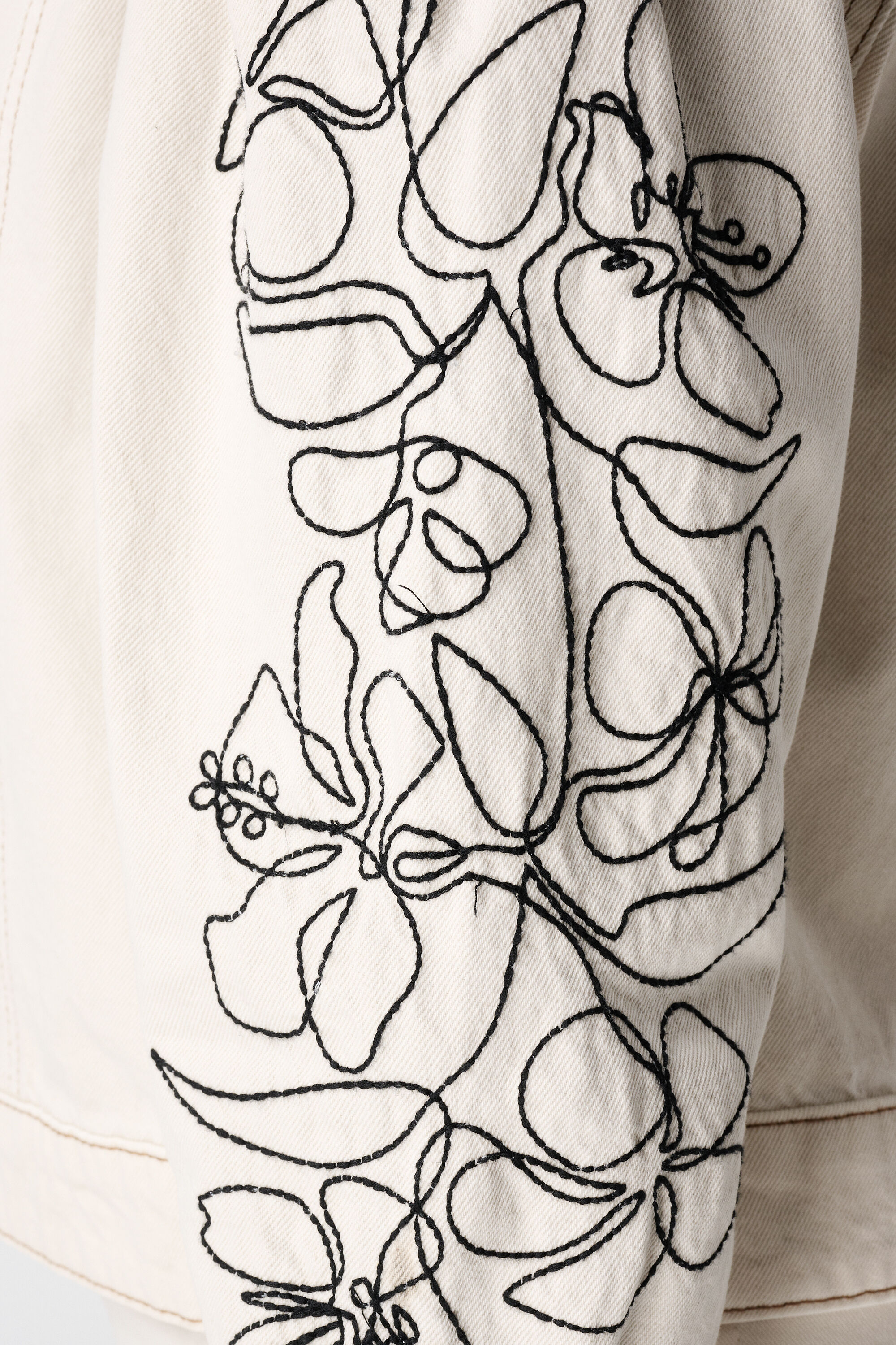 Chaqueta vaquera con bordados image number 6