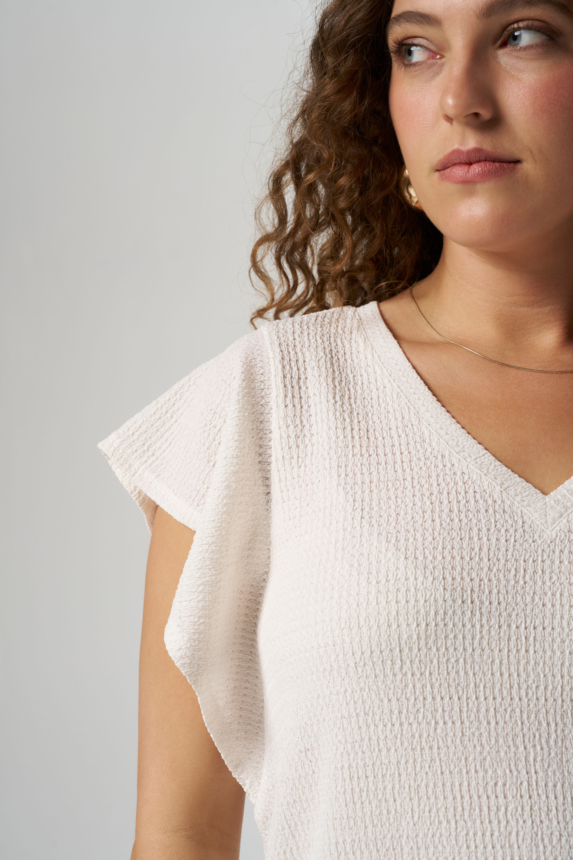 Top con textura y escote en V image number 4