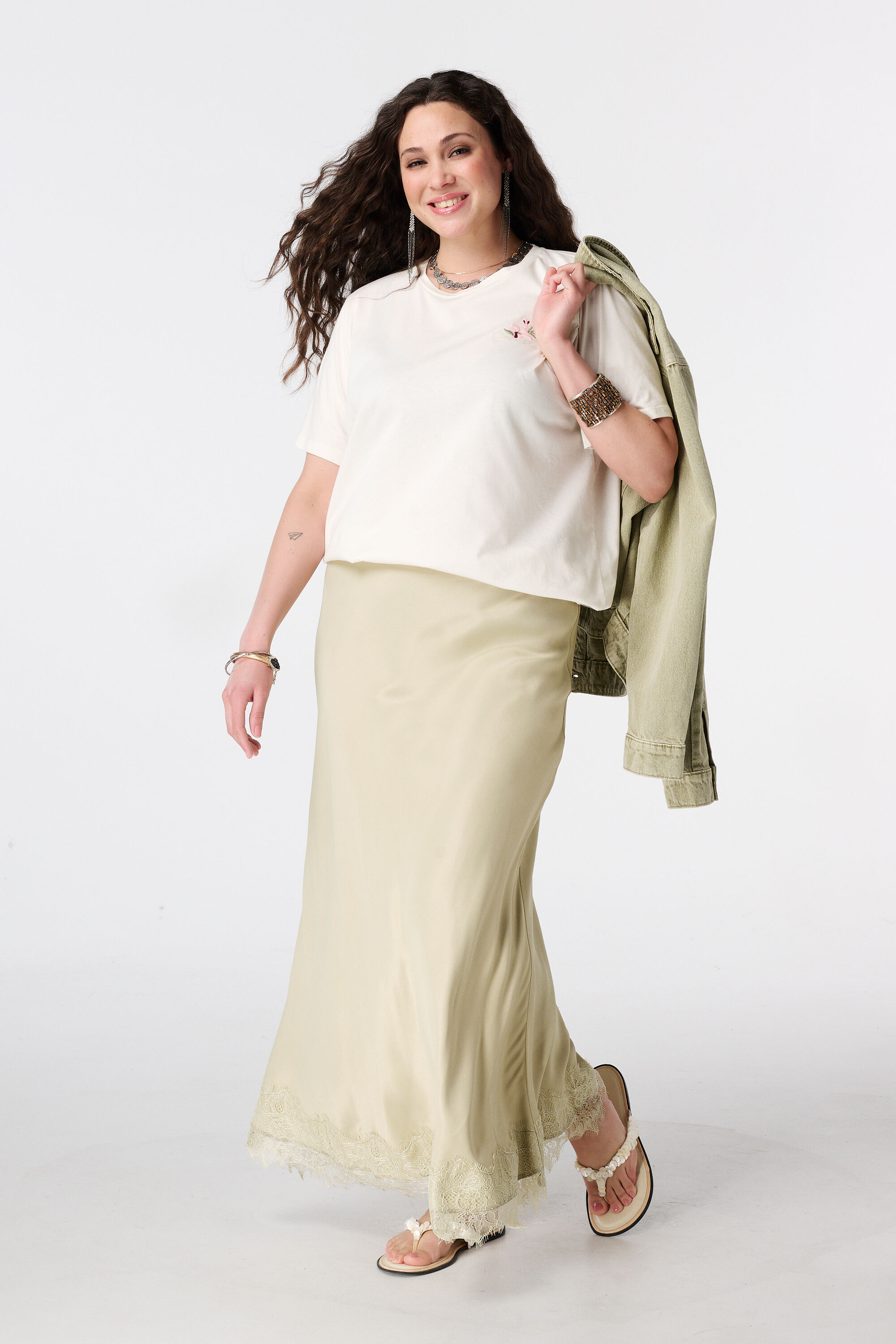 Falda midi satinada con encaje image number 0