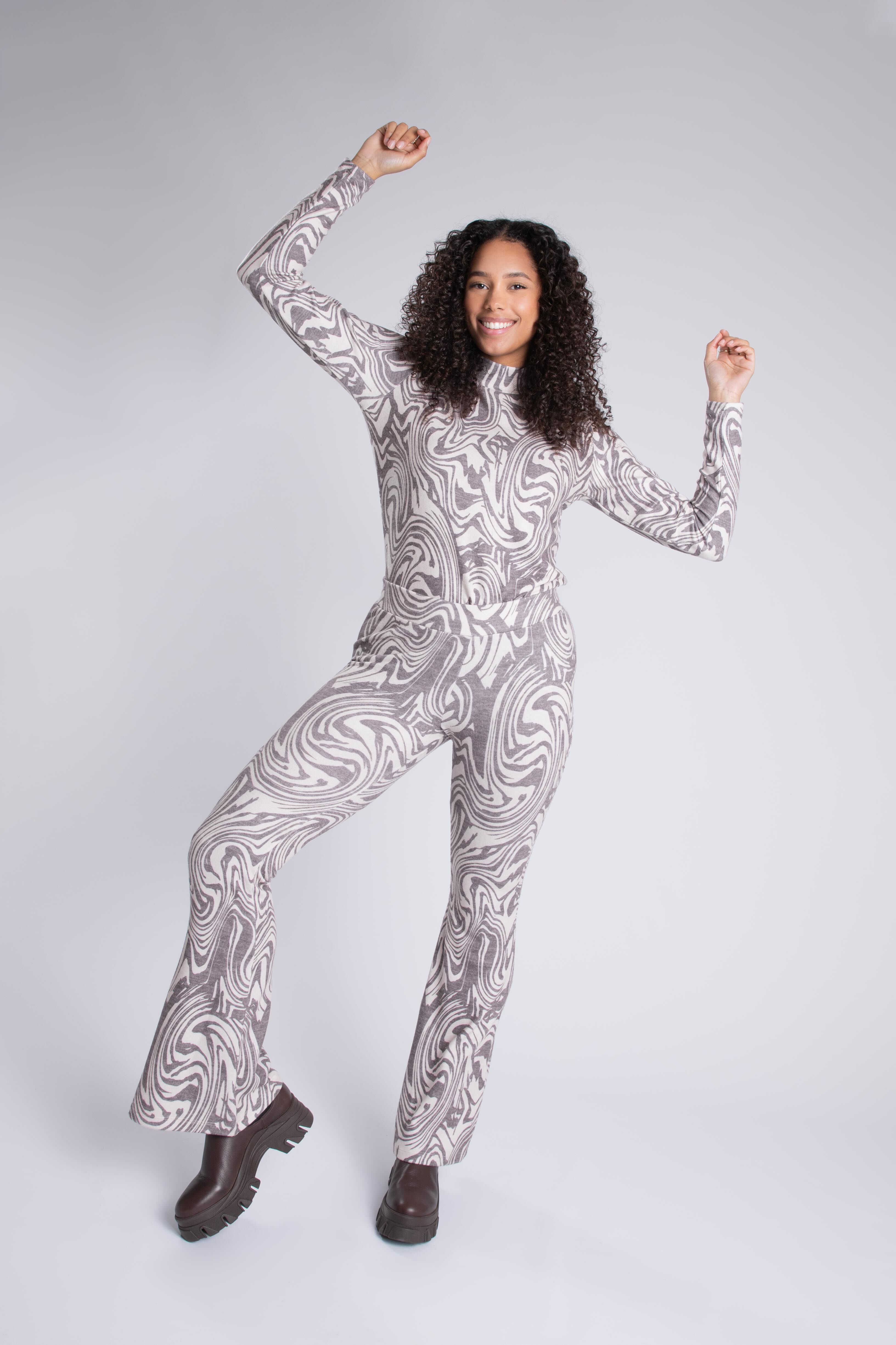 Leggings acampanados con estampado  image number 6