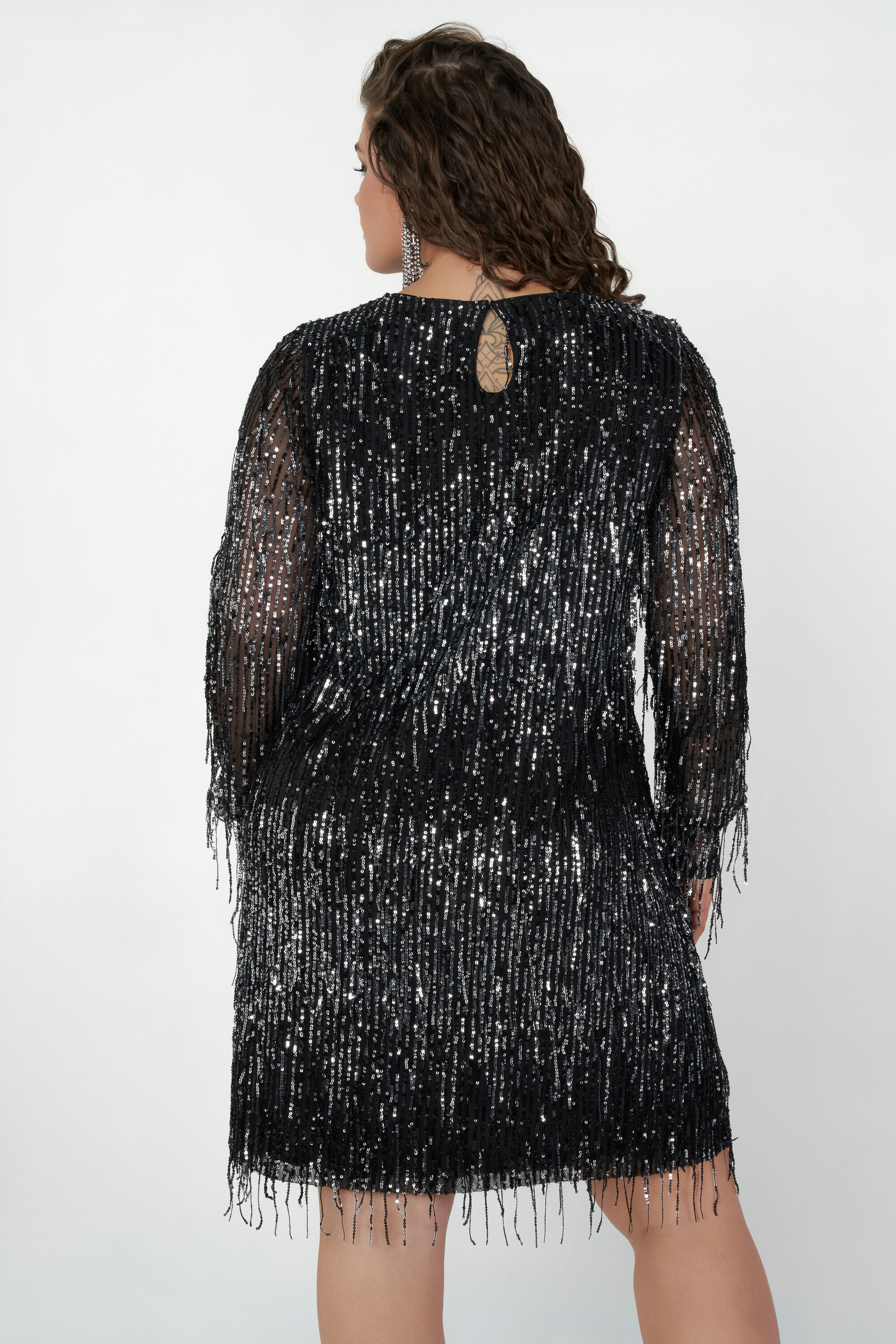 Vestido de purpurina con flecos como detalle image number 3