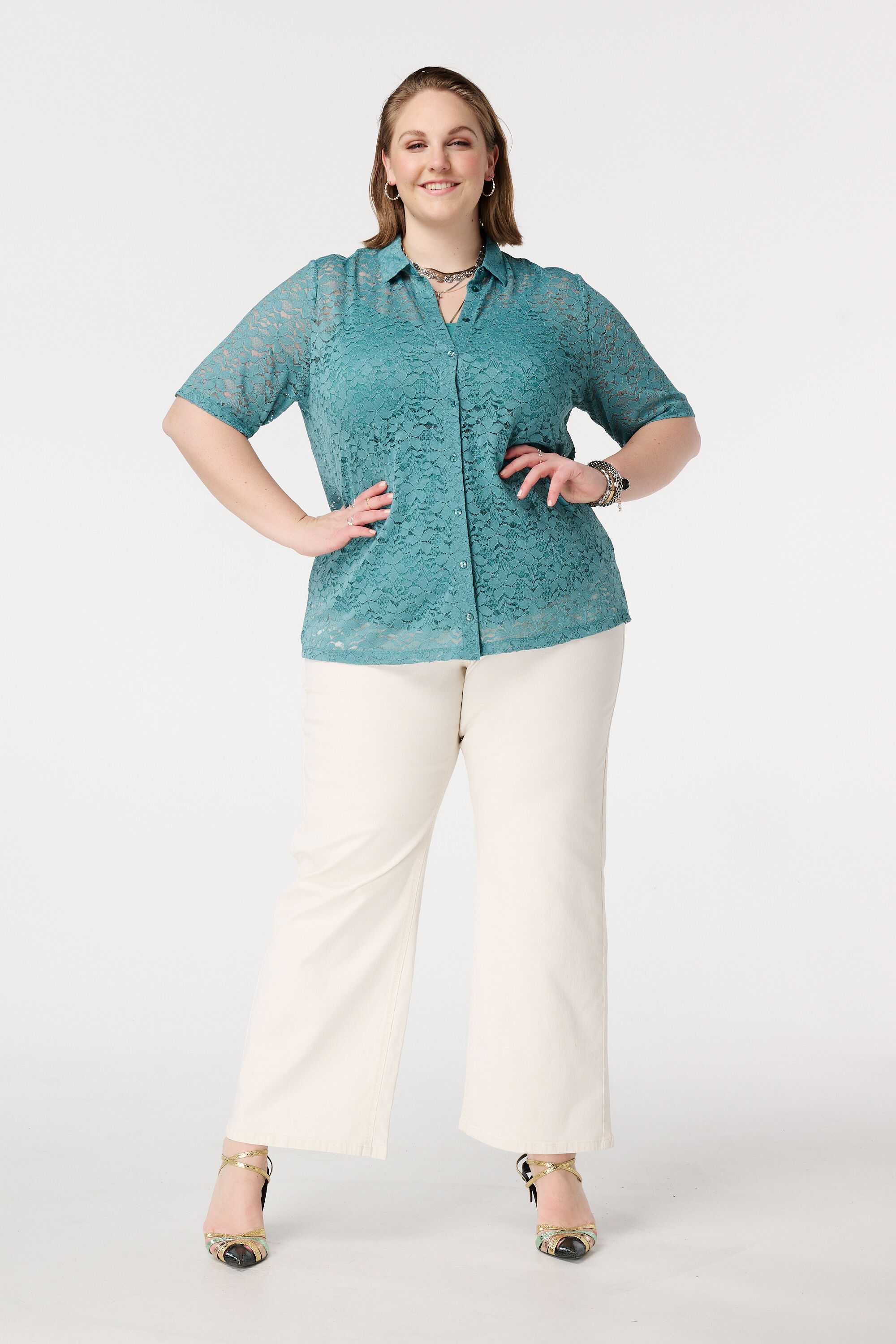 Top de encaje con mangas cortas image number 5