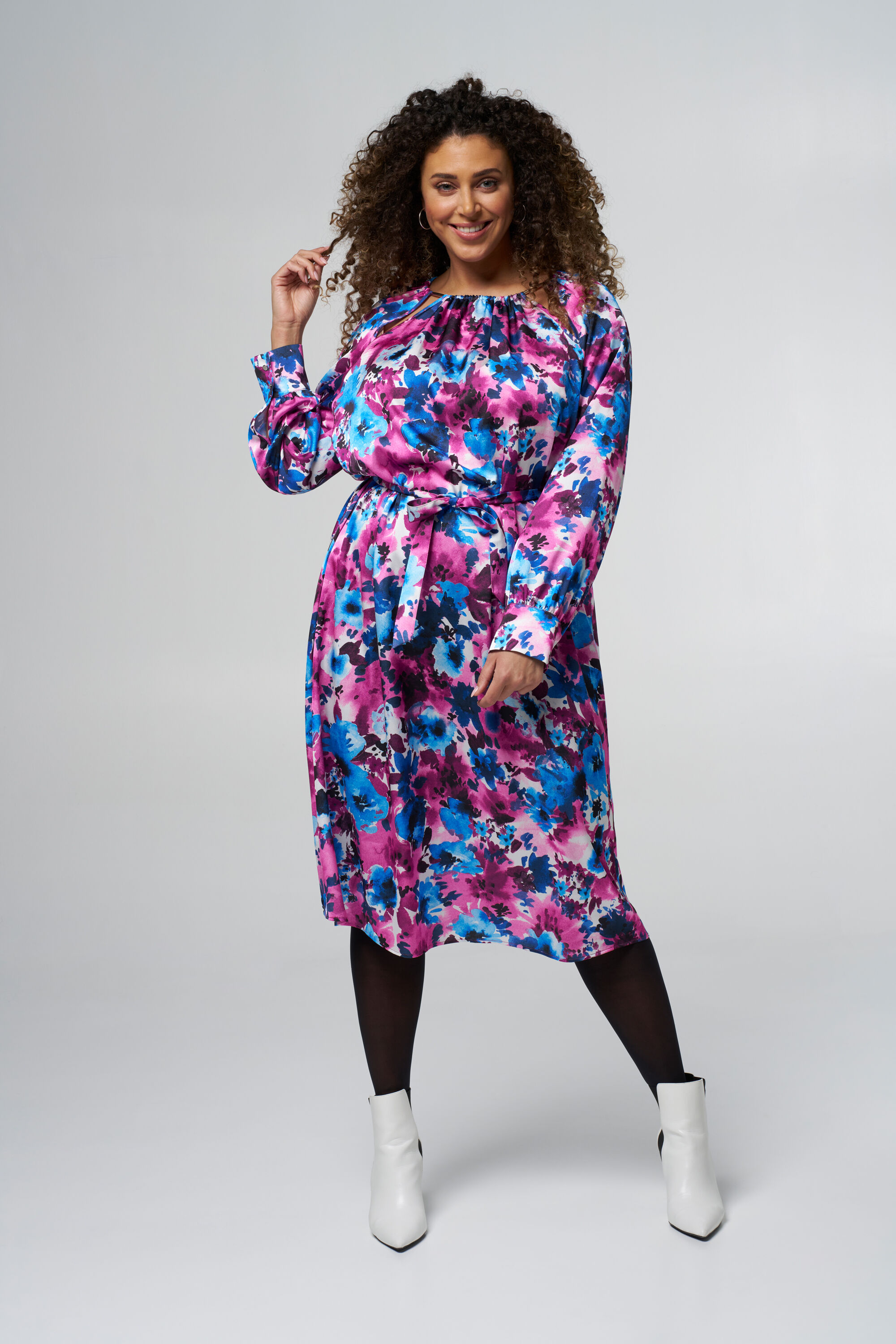 Vestido de sat&eacute;n con estampado image number 5