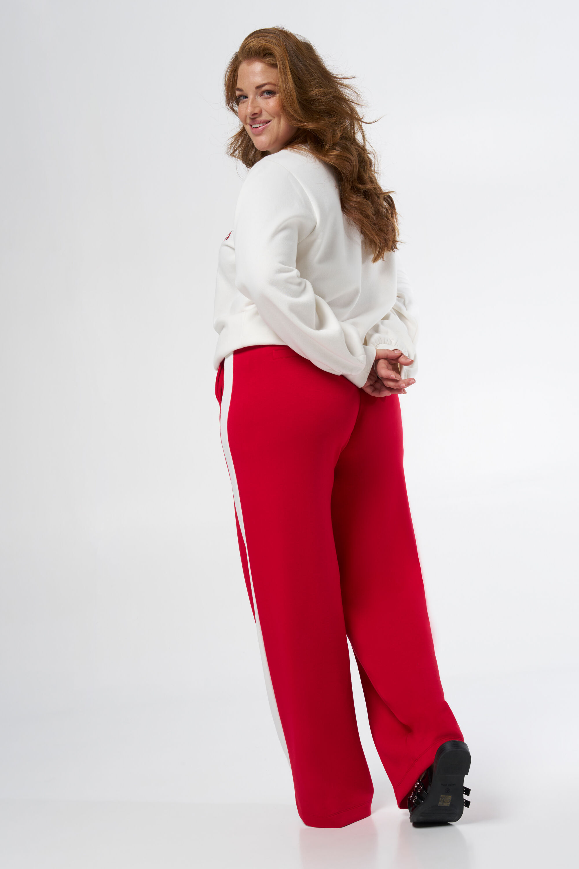 Pantalones deportivos image number 6