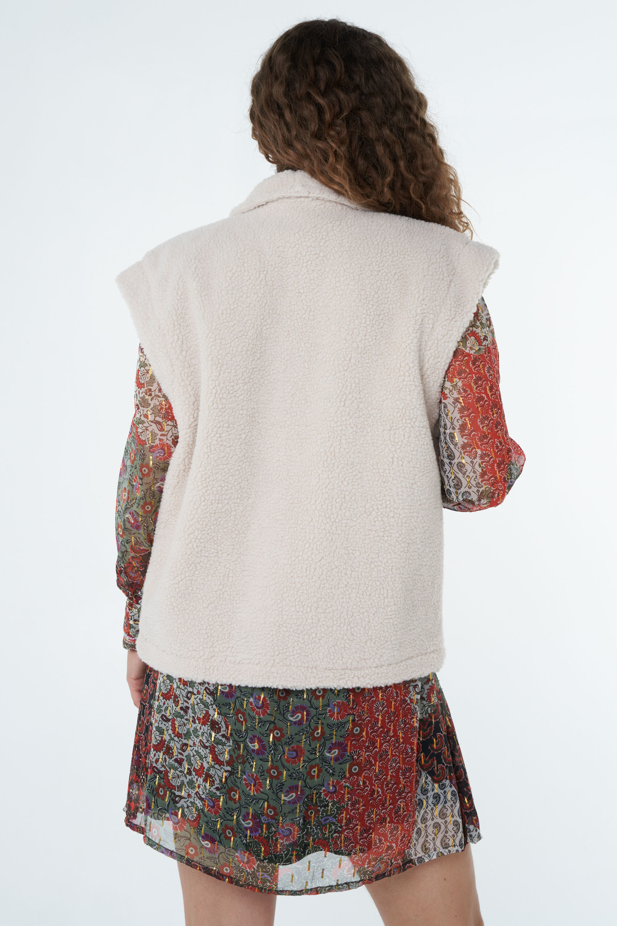 Chaleco con tejido de peluche image number 4