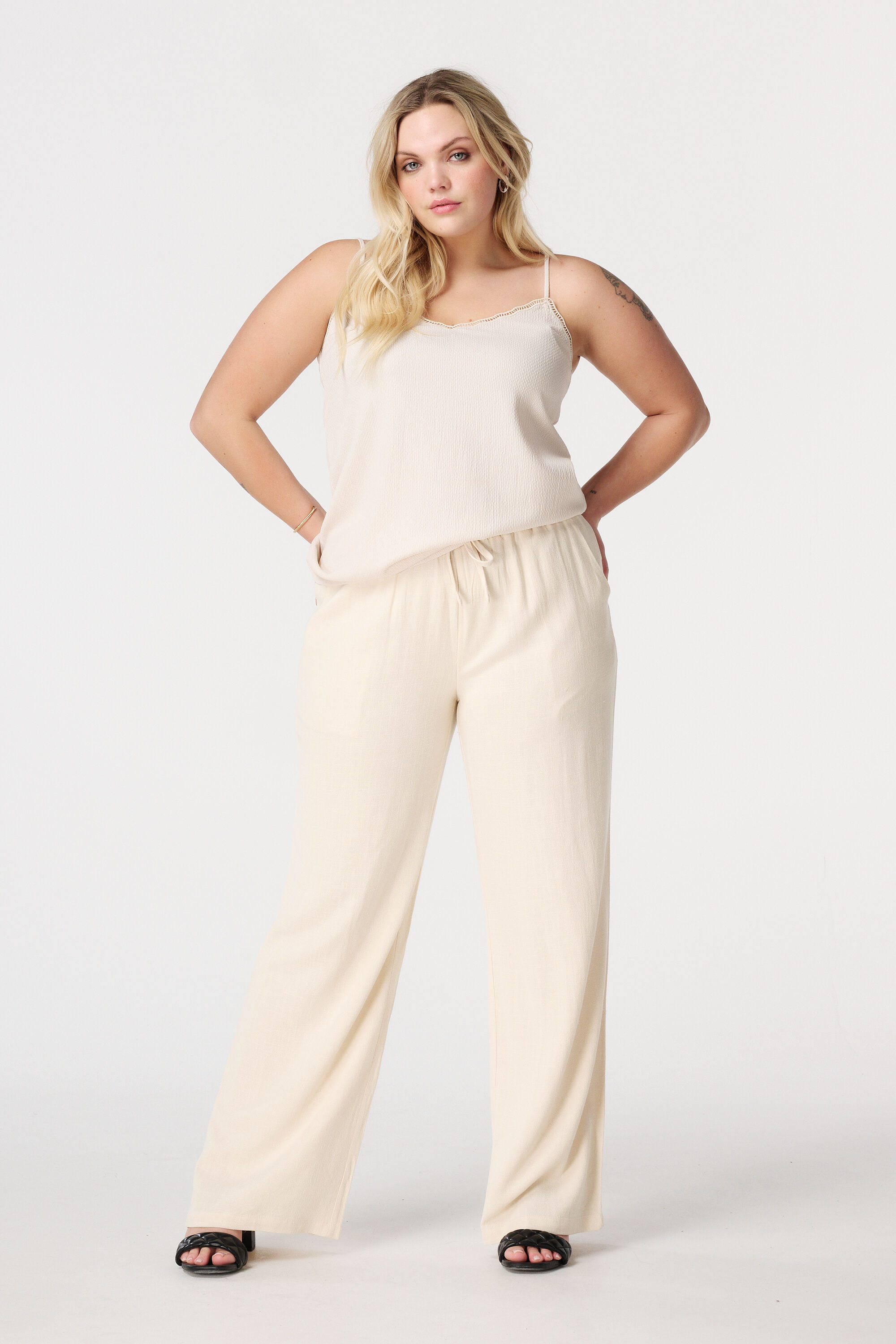 Top sin mangas con textura image number 5