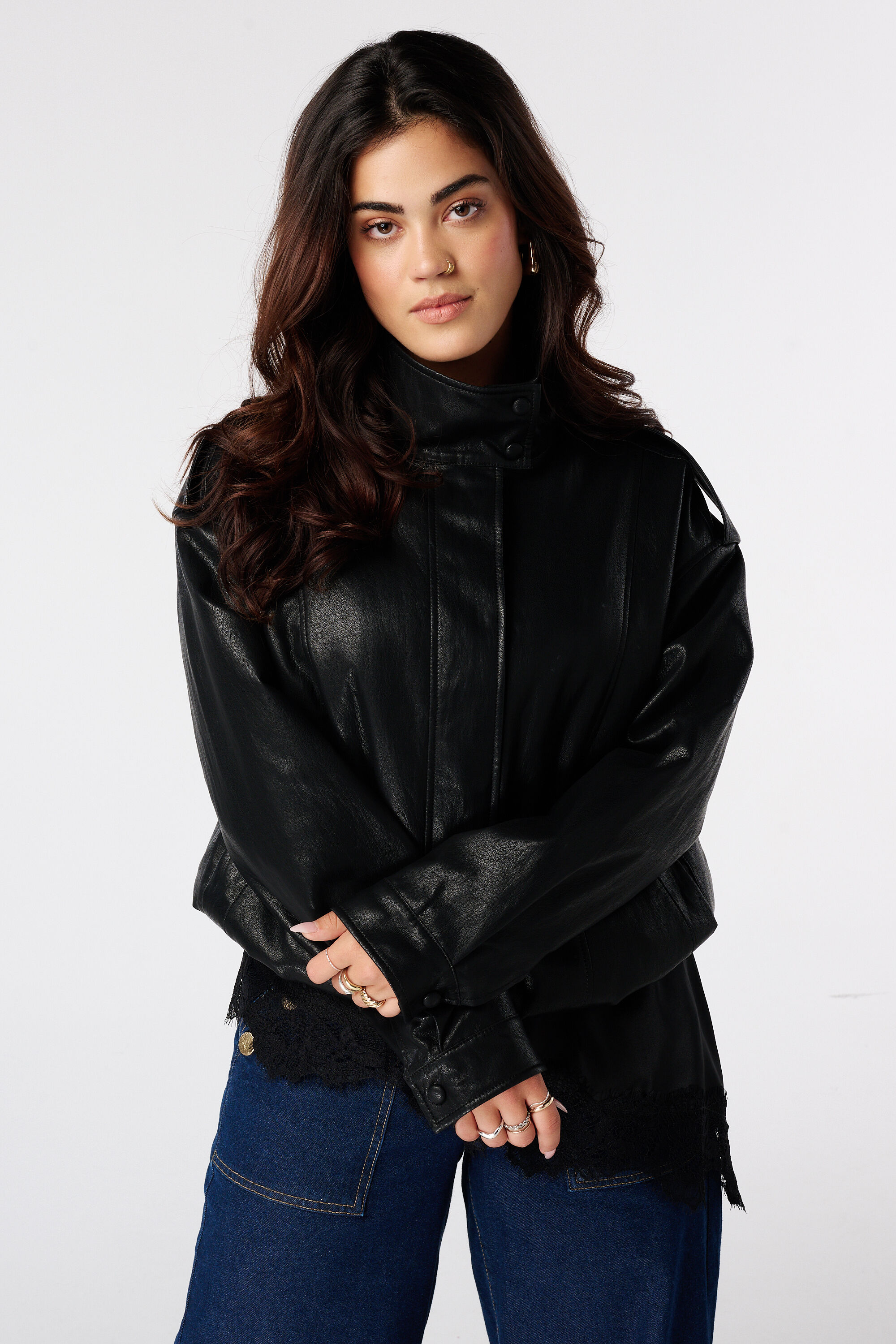 Chaqueta de piel sint&eacute;tica con cuello alto