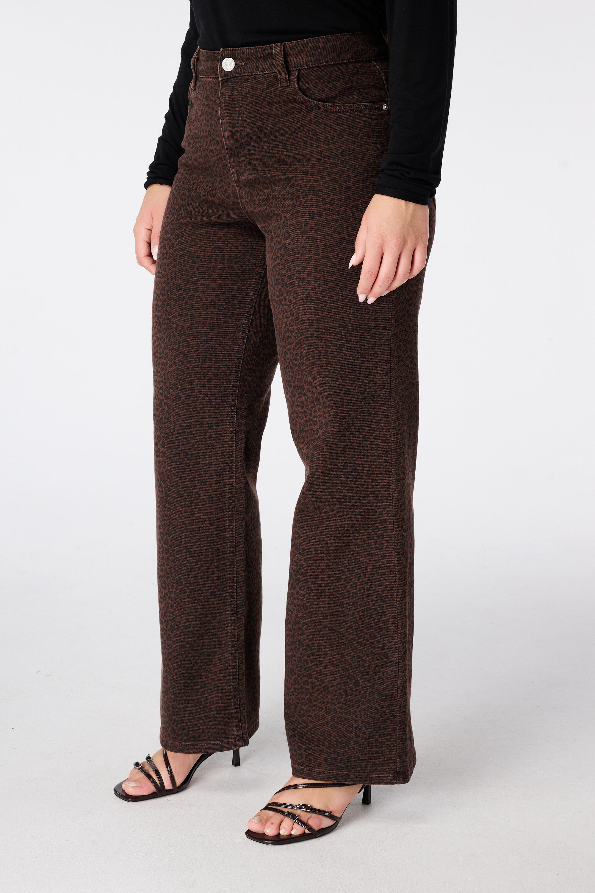 Vaqueros wide leg con estampado de leopardo image number 5