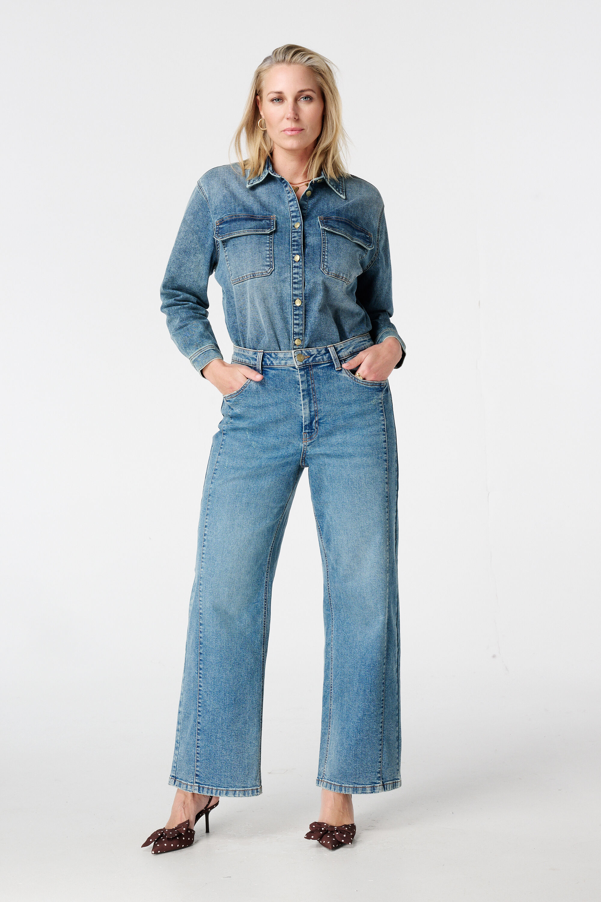 Vaqueros lavados a la piedra con ribetes