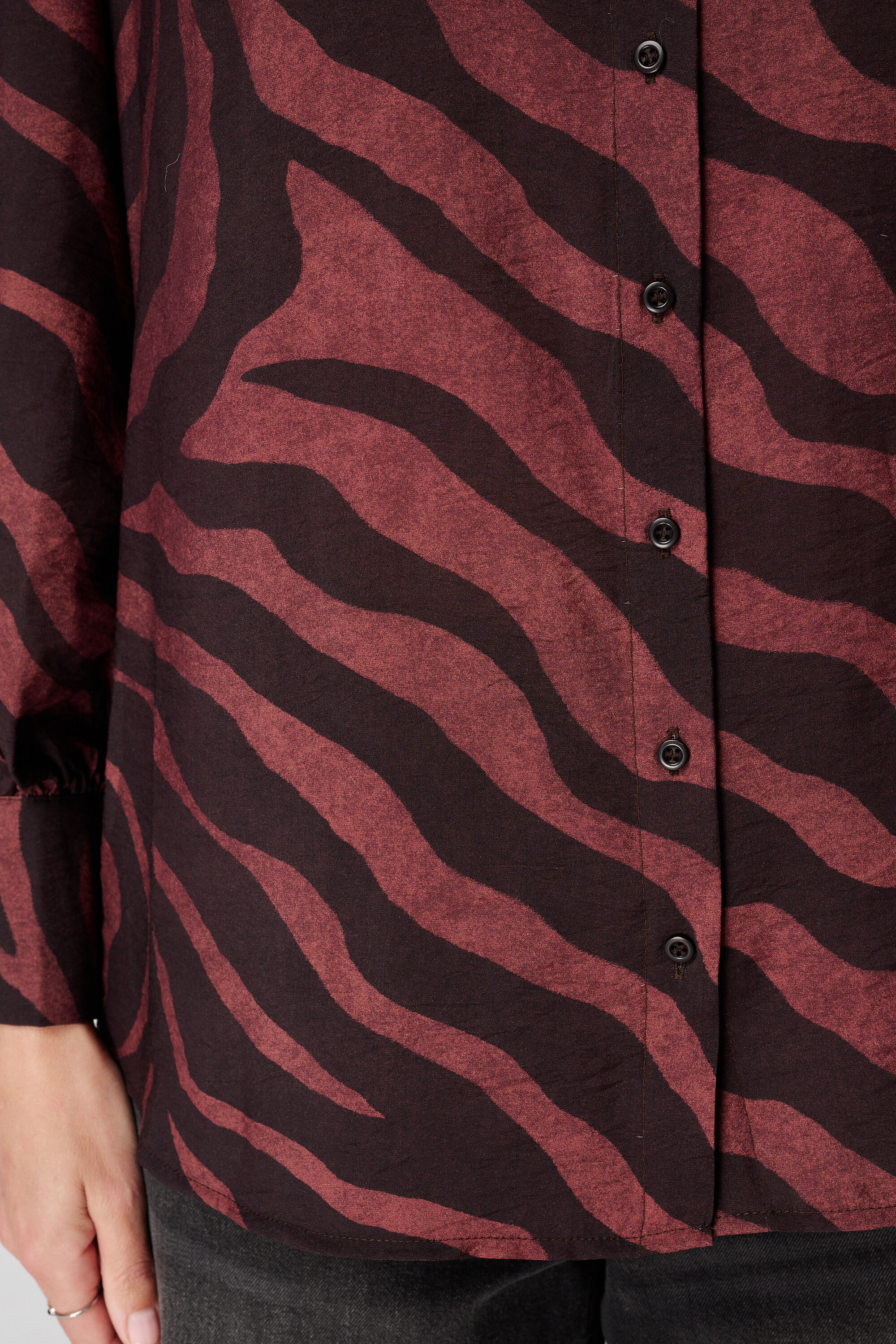 Blusa con estampado animal image number 6