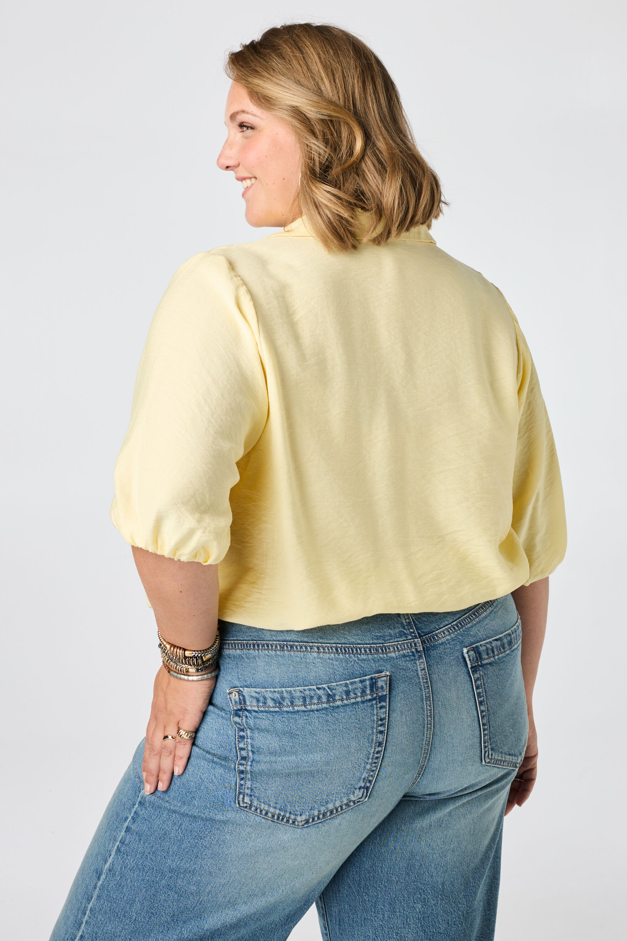 Blusa con mangas abullonadas image number 3