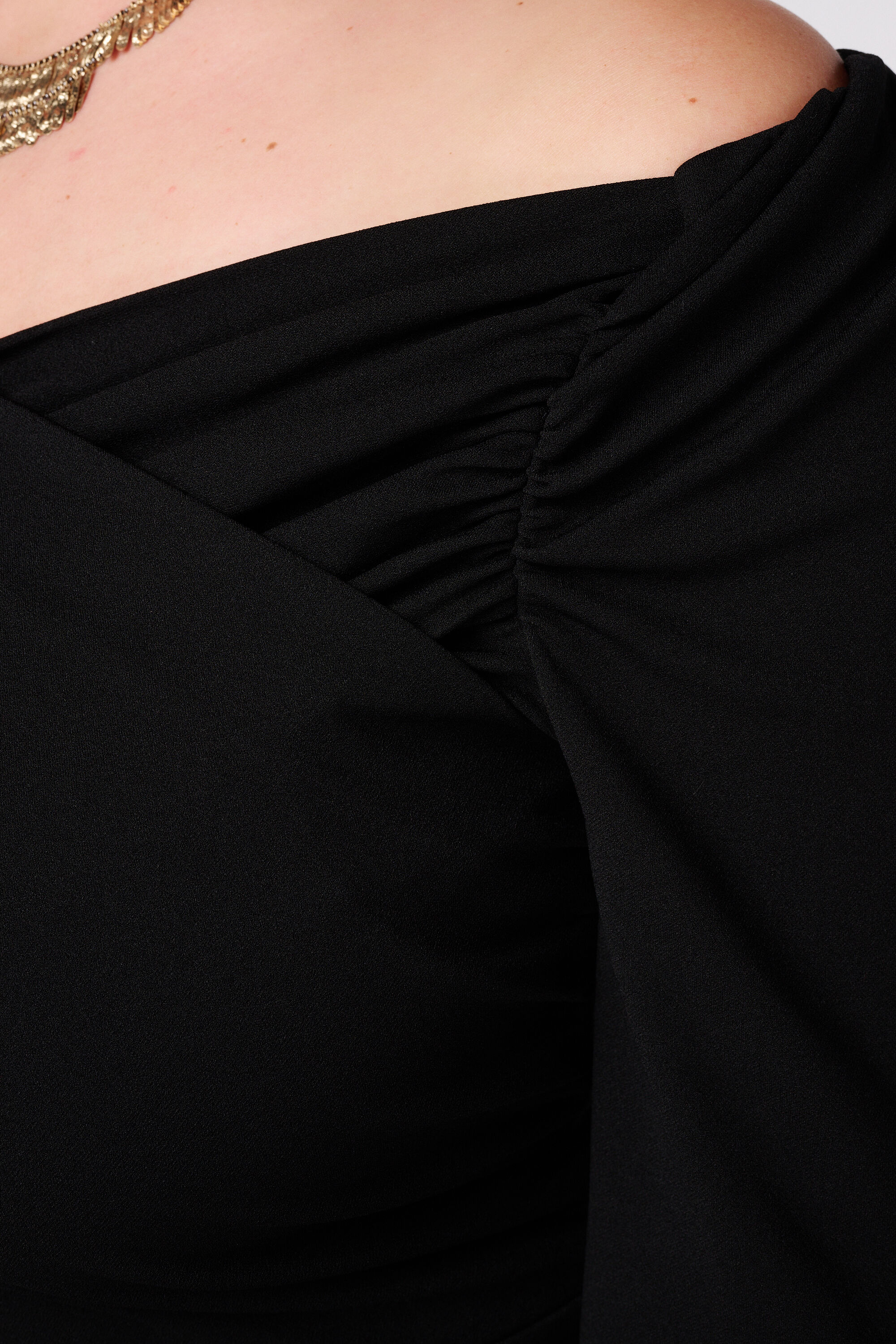 Mono con hombros descubiertos y corte amplio image number 6