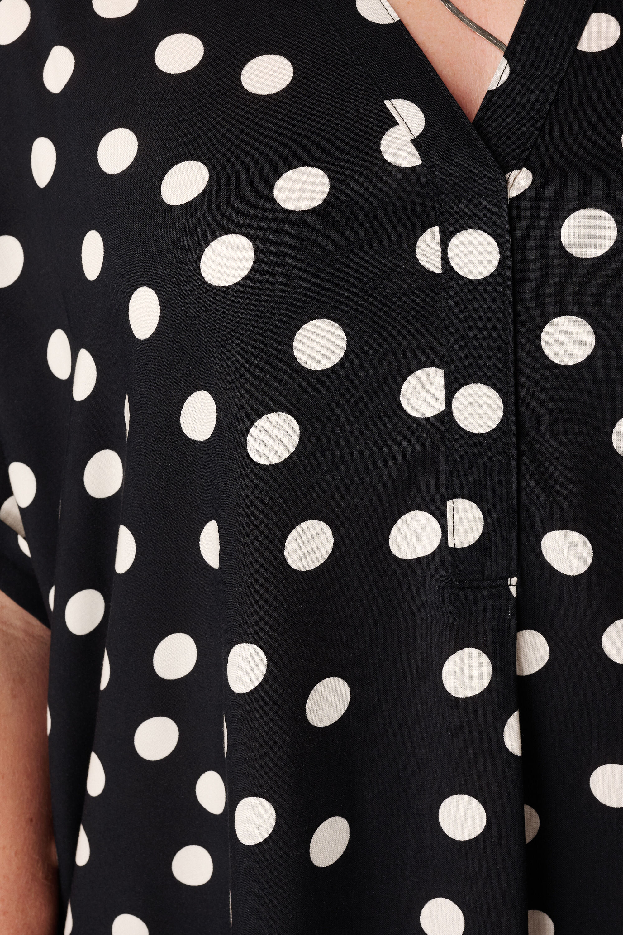 Vestido con escote en V image number 6