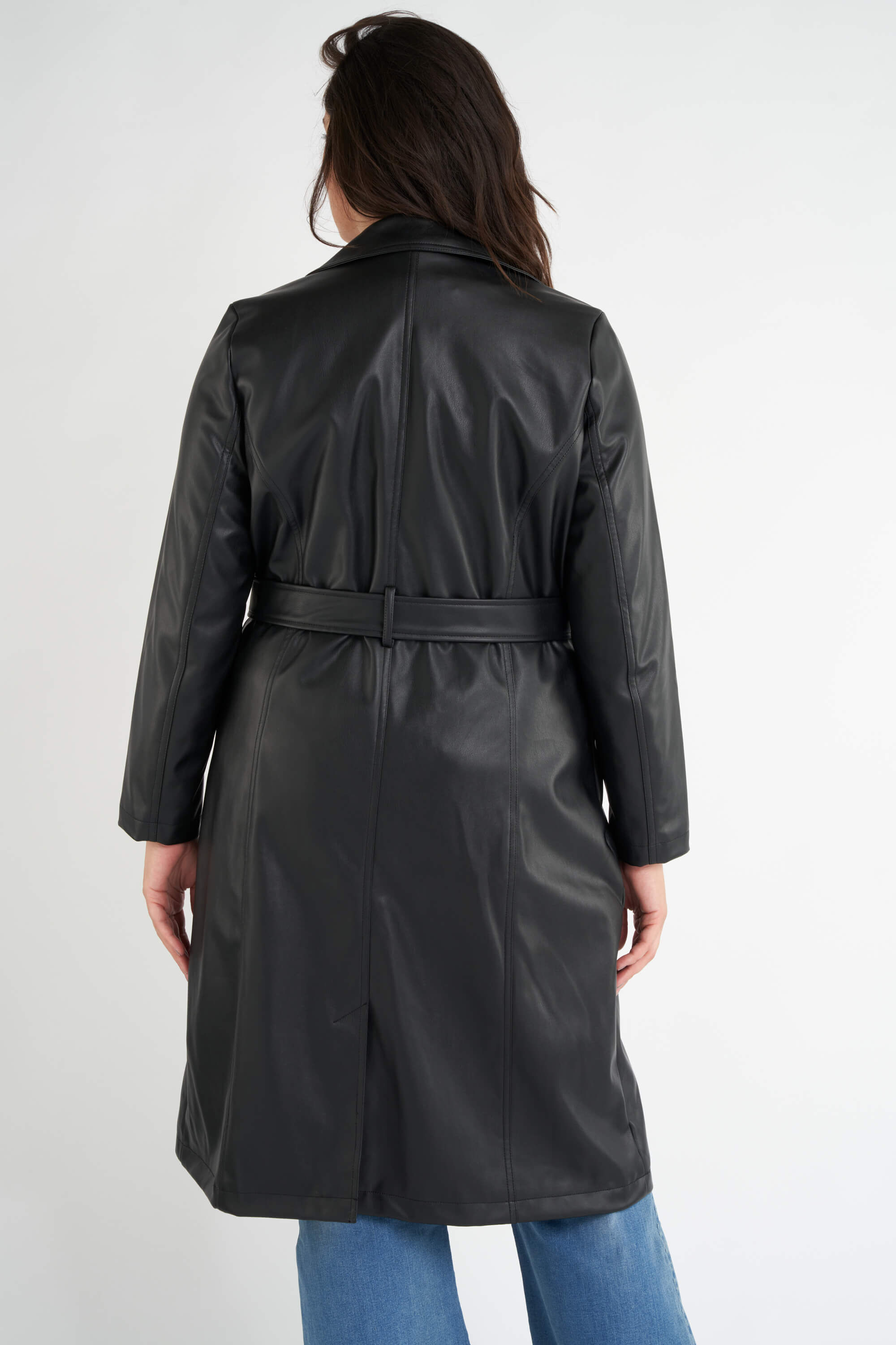 Abrigo tres cuartos de cuero sint&eacute;tico con cintur&oacute;n image number 3