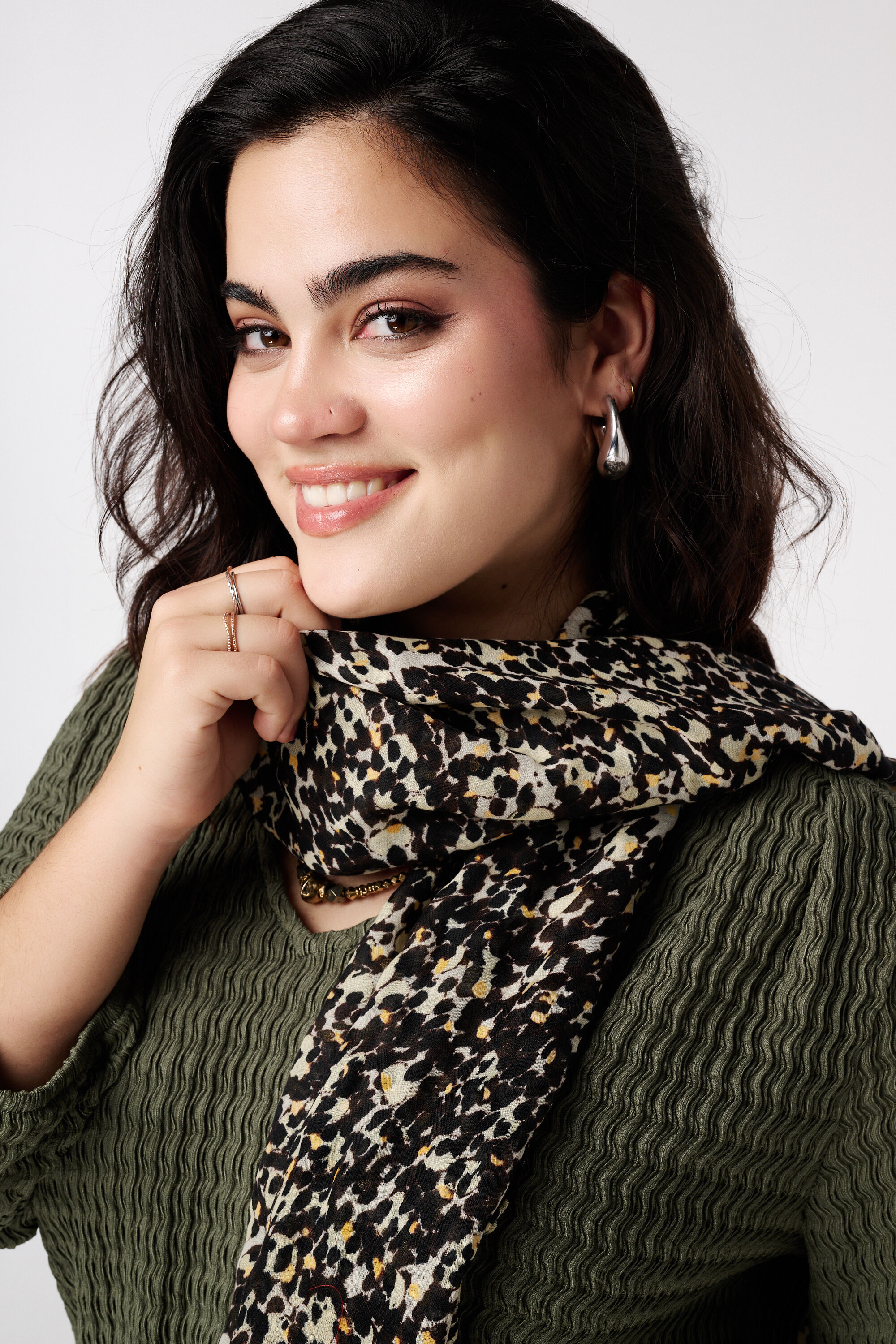 Pa&ntilde;uelo con estampado animal image number 2