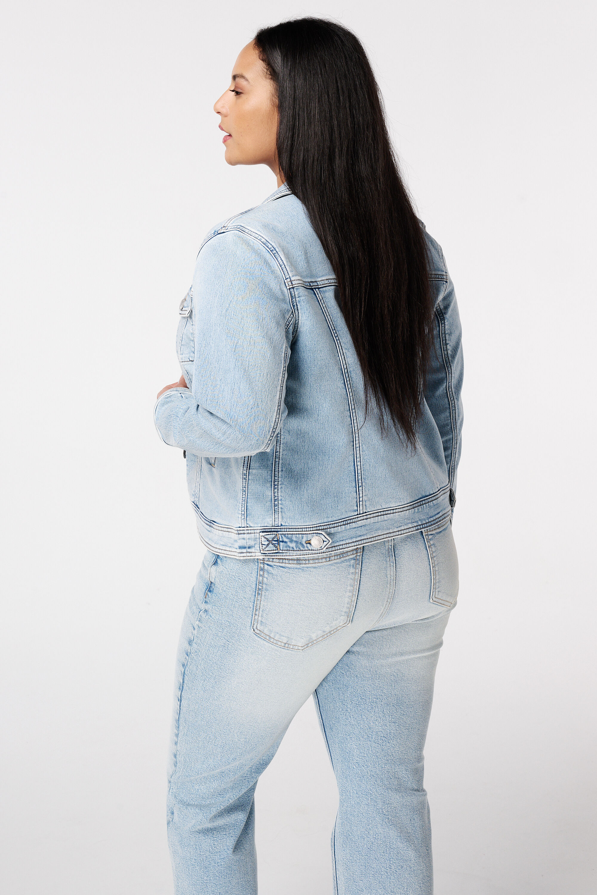 Chaqueta vaquera con cierre de botones image number 3