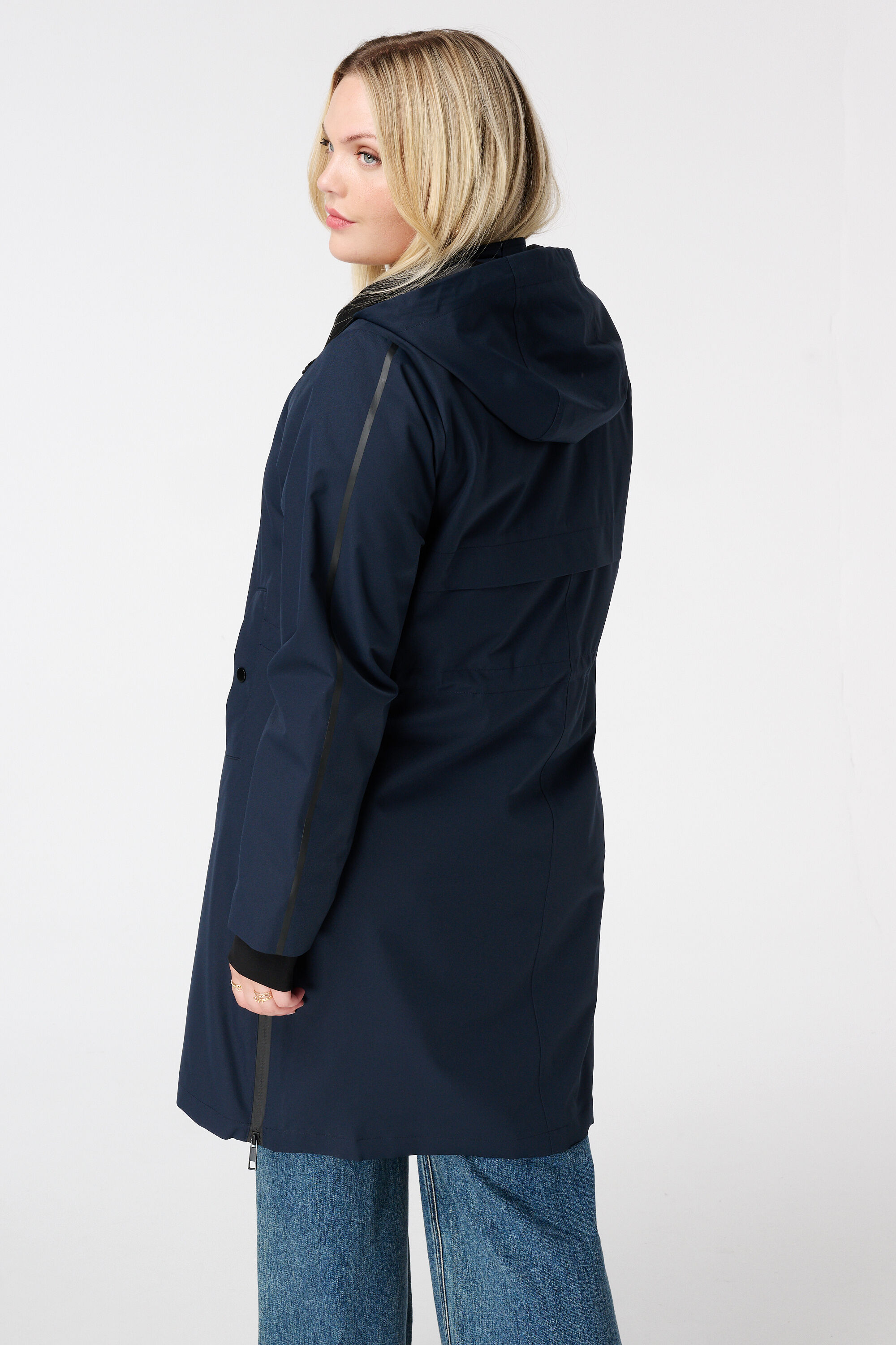 Impermeable image number 3