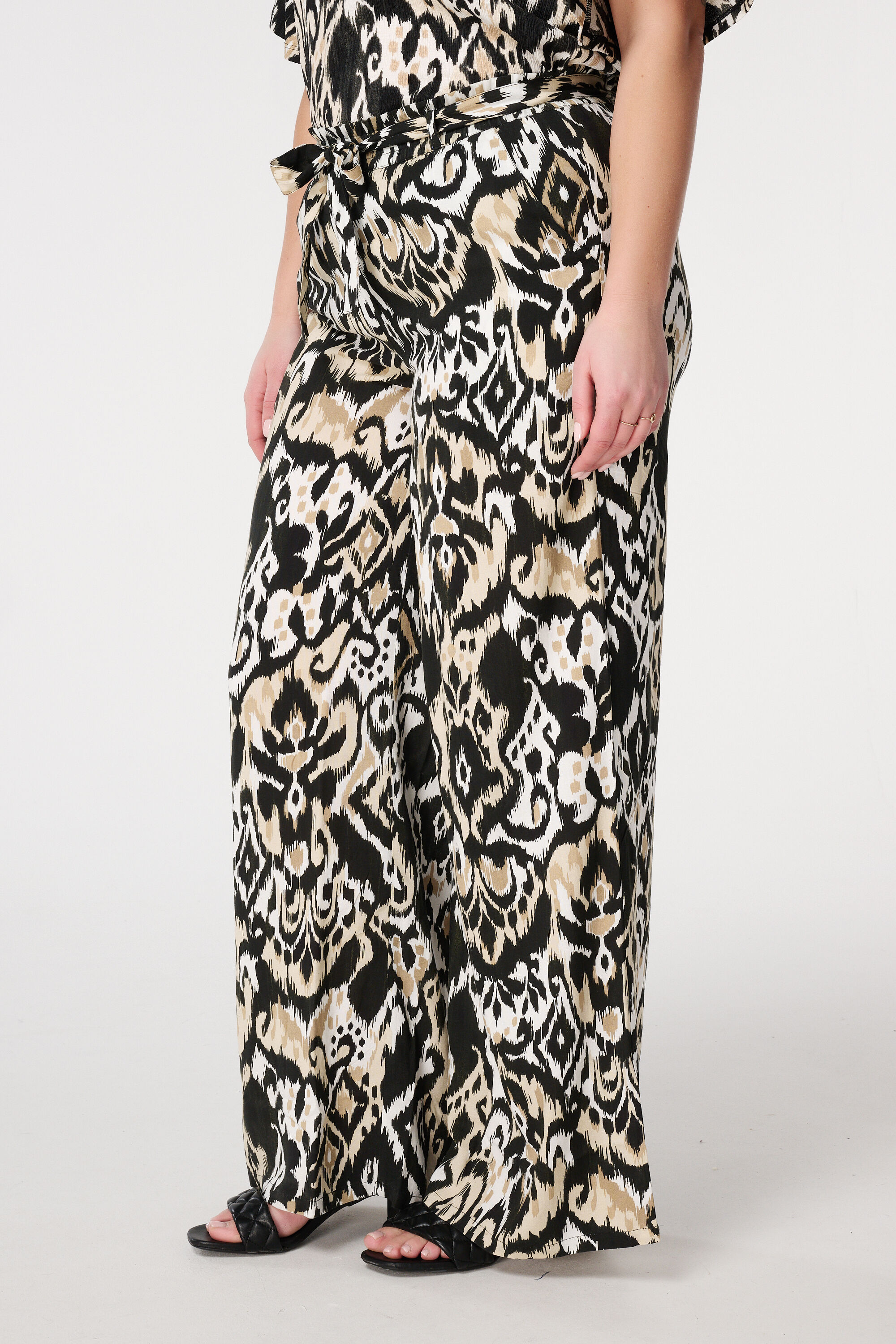 Pantalones con una cintura el&aacute;stica image number 5