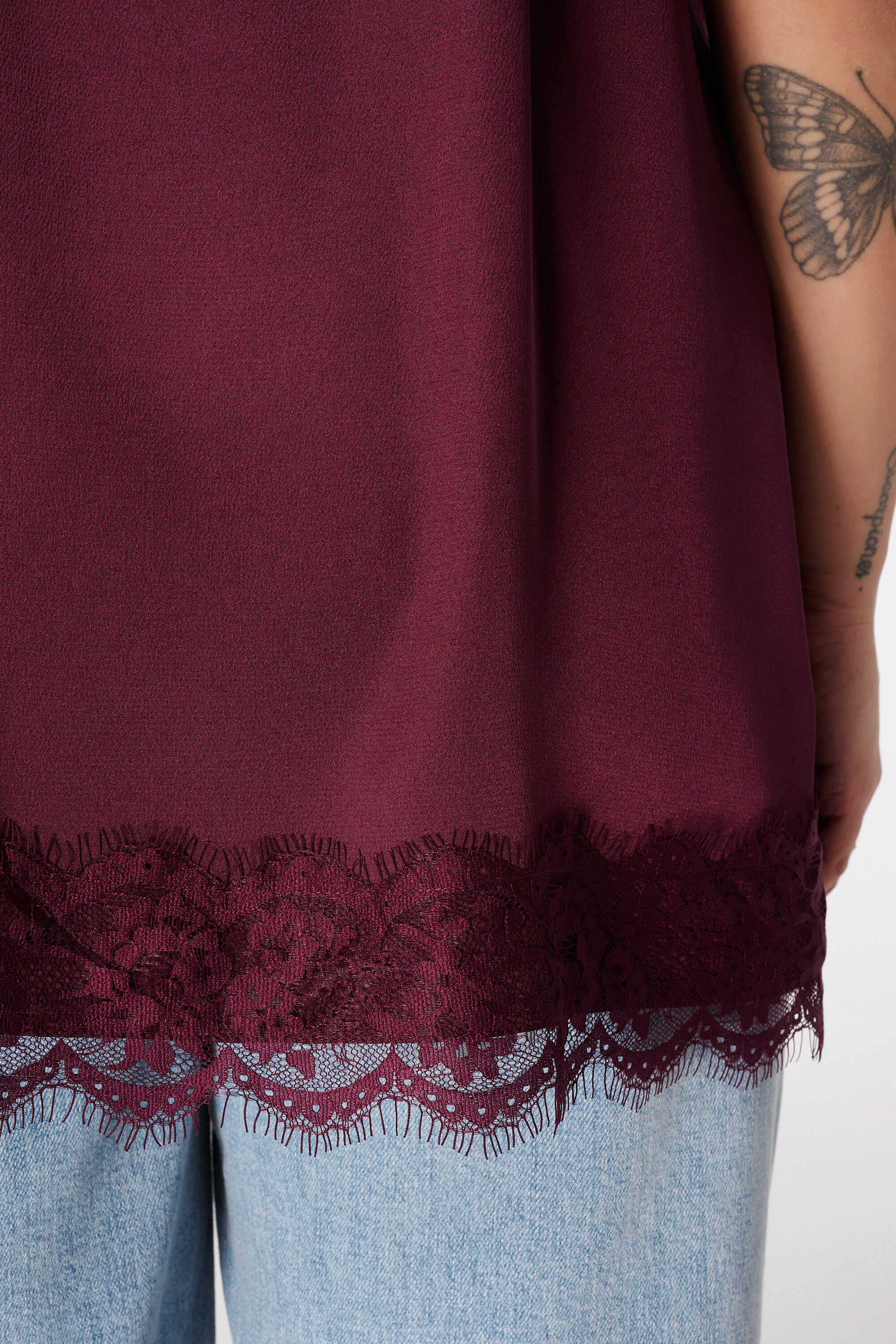 Blusa espagueti con encaje image number 6