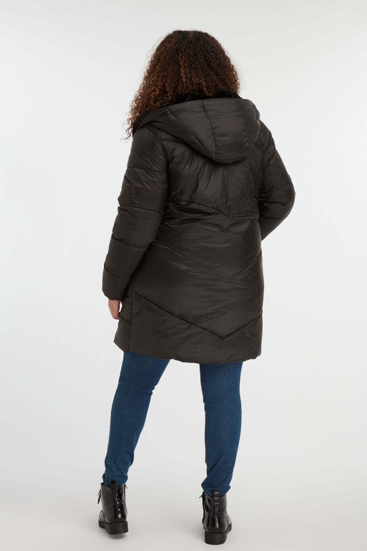 Abrigo acolchado con capucha  image number 3