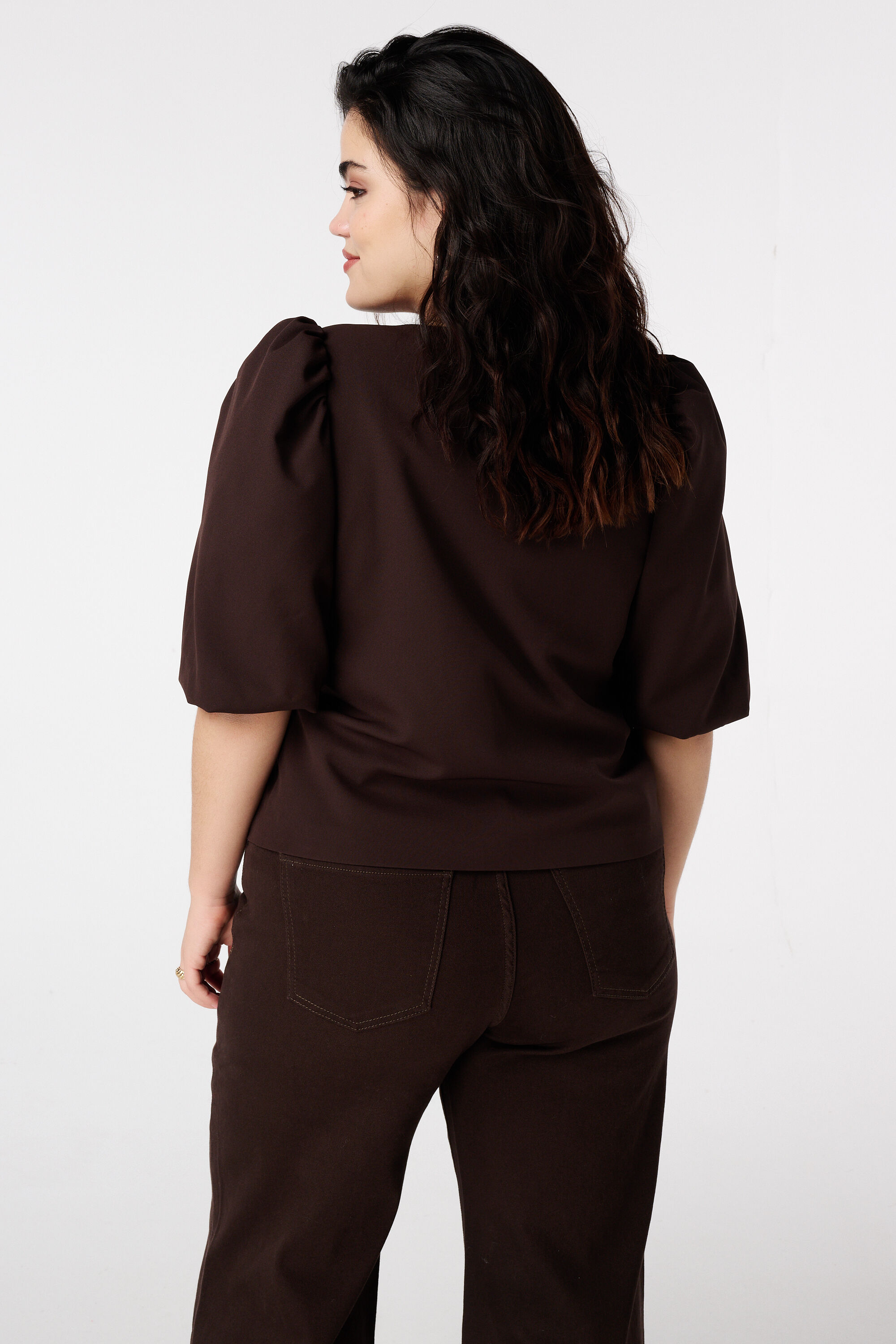 Top con mangas abullonadas cortas image number 3