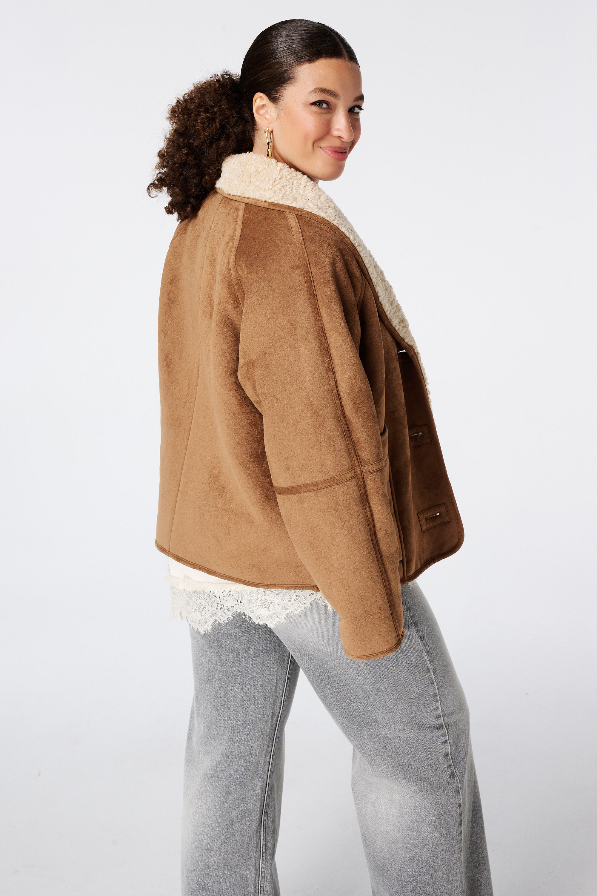 Chaqueta efecto ante con cuello de borreguito image number 3