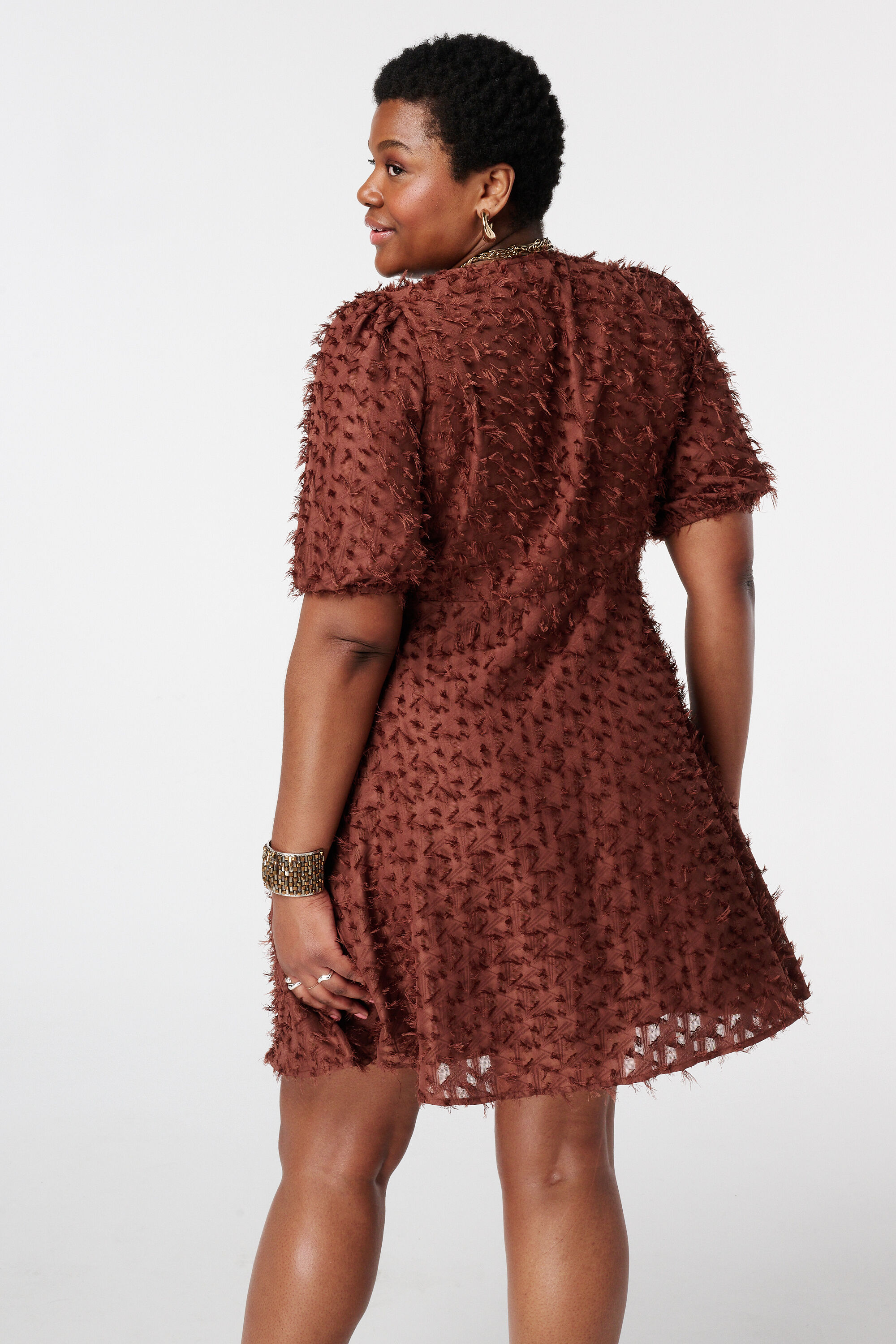 Vestido con estructura de encaje y efecto cruzado image number 3