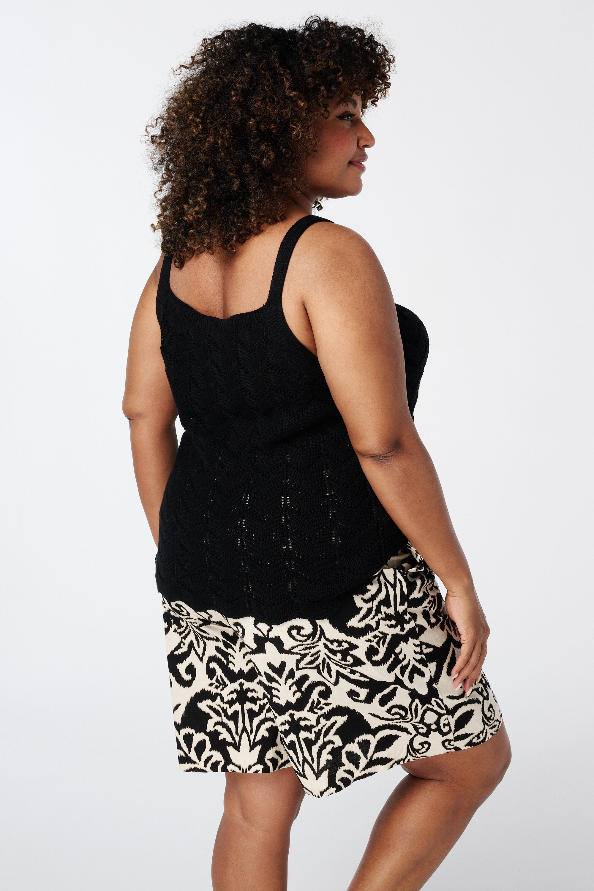 Top de ganchillo con escote en pico image number 2