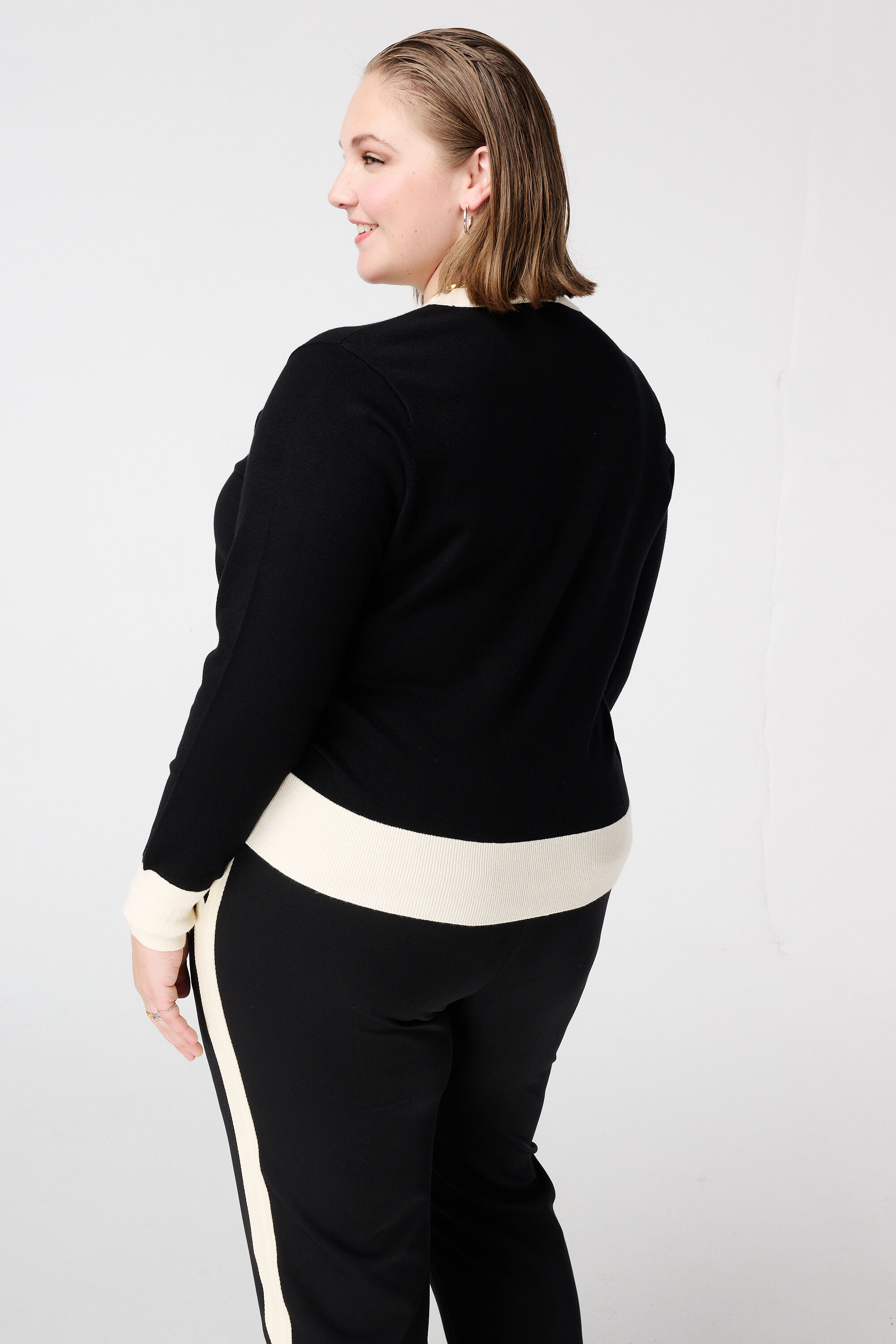 C&aacute;rdigan con botones image number 3