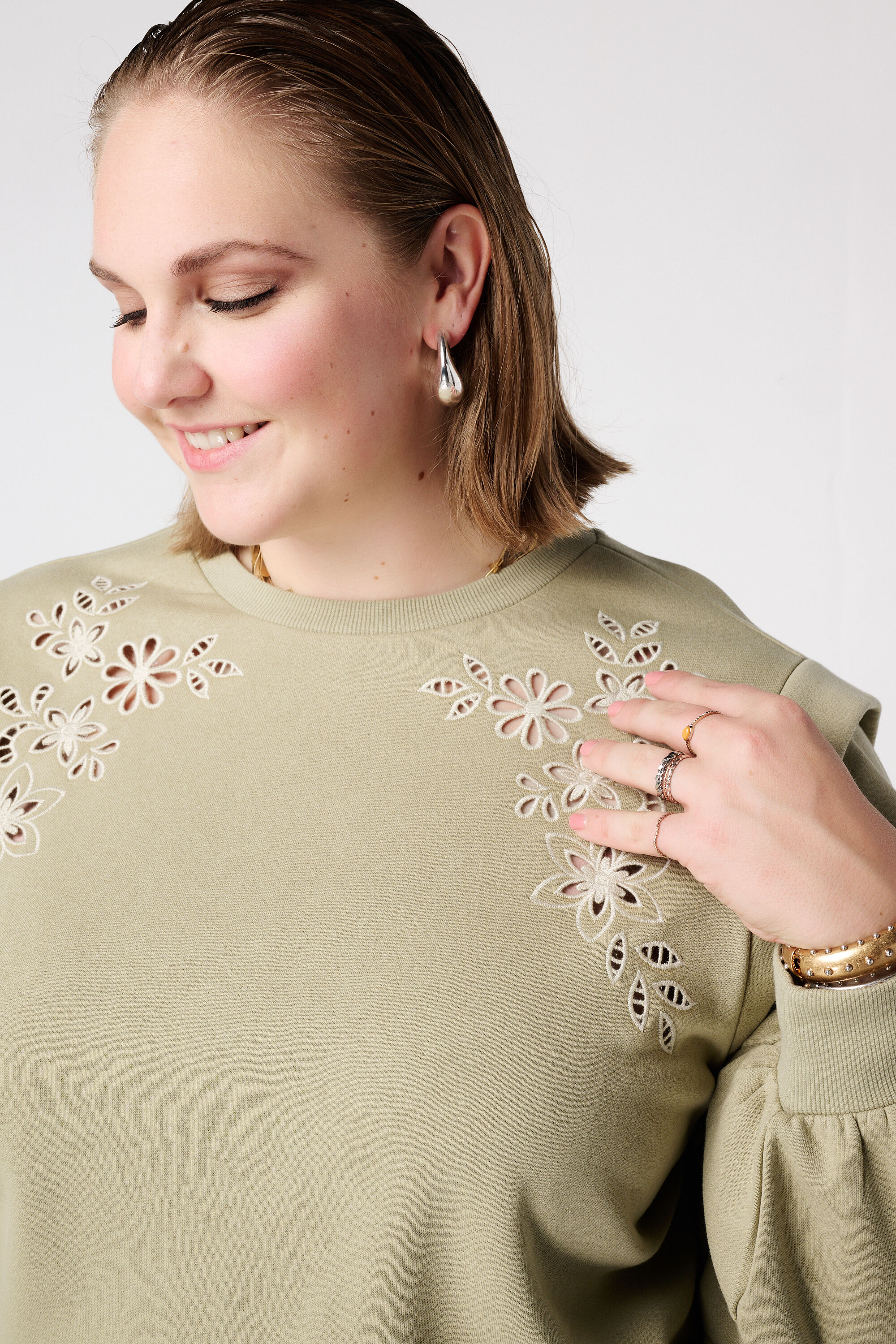 Sudadera con bordado calado image number 4