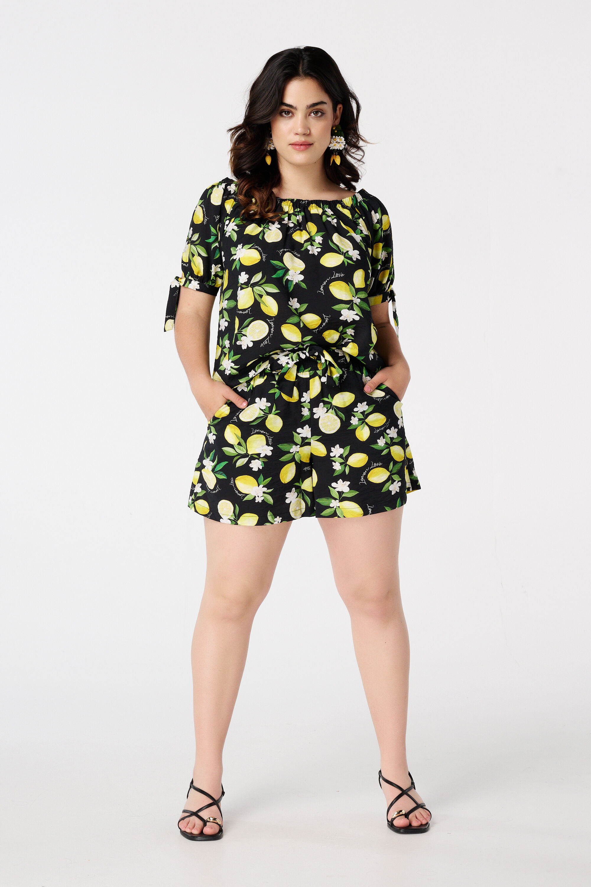 Blusa con hombros descubiertos y estampado image number 5