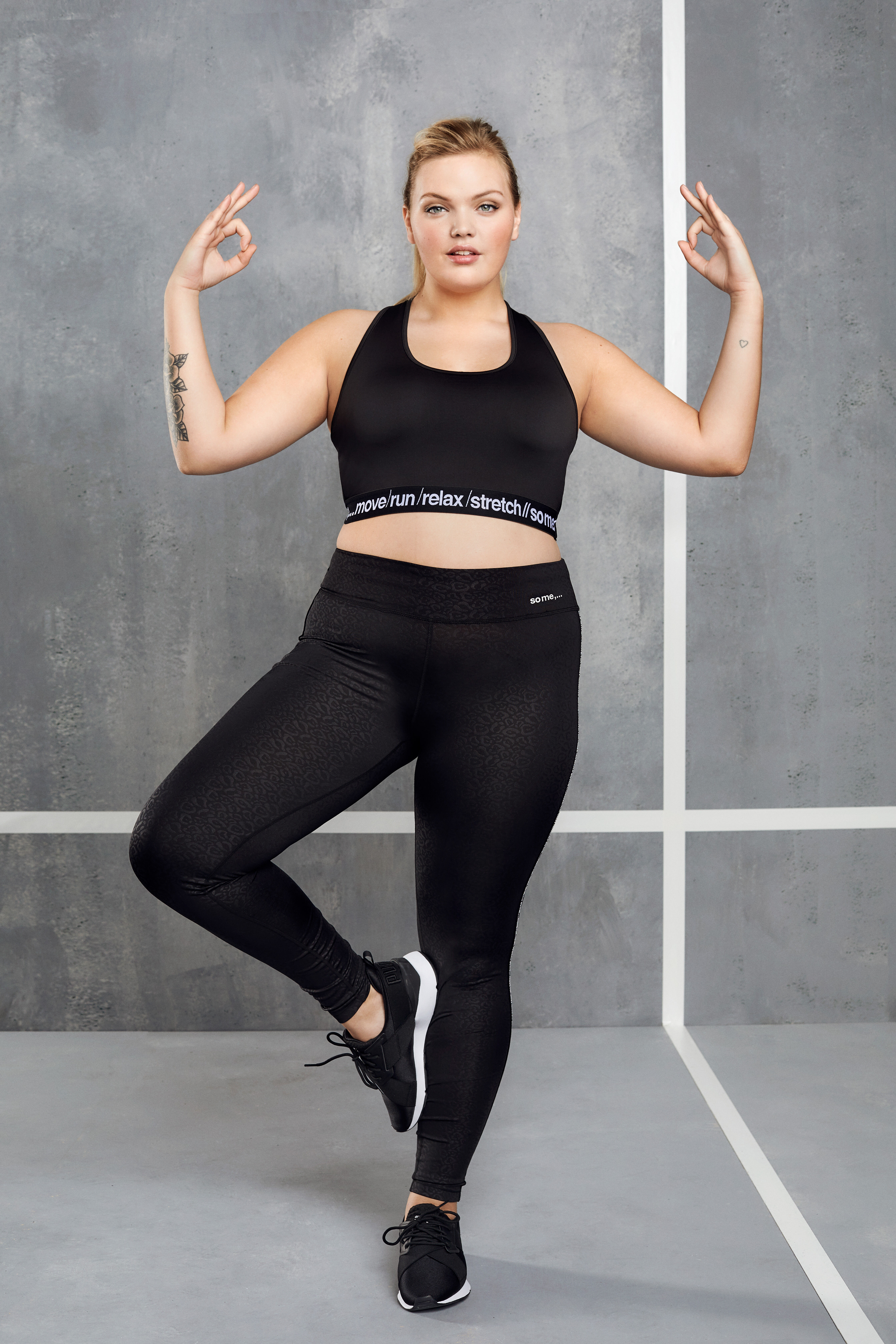 Top deportivo corto  con tirantes cruzados image number 5