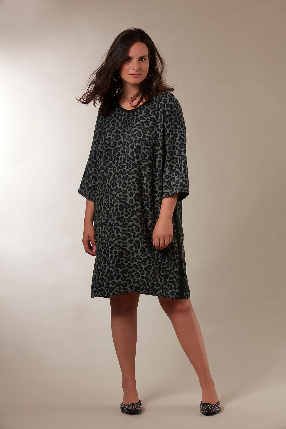 Vestido con estampado de leopardo y raya deportiva image number 4