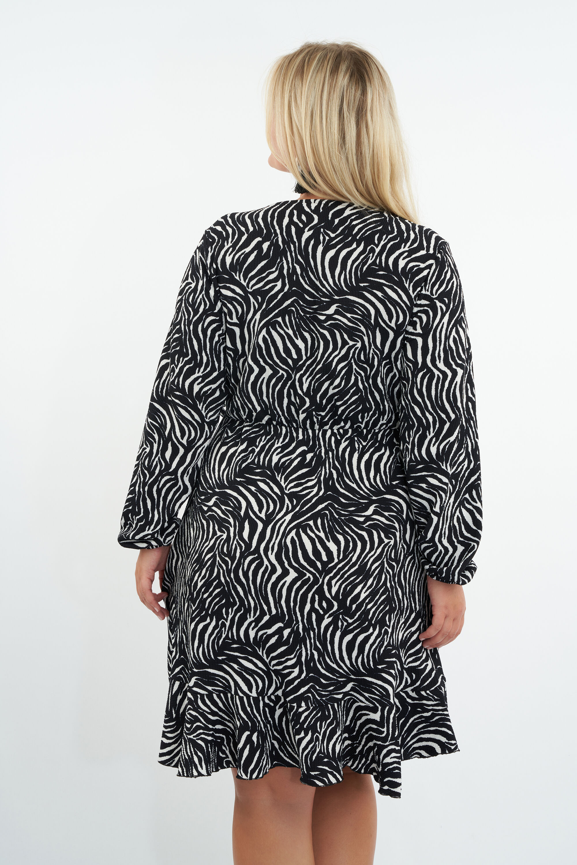 Vestido cruzado con estampado image number 4