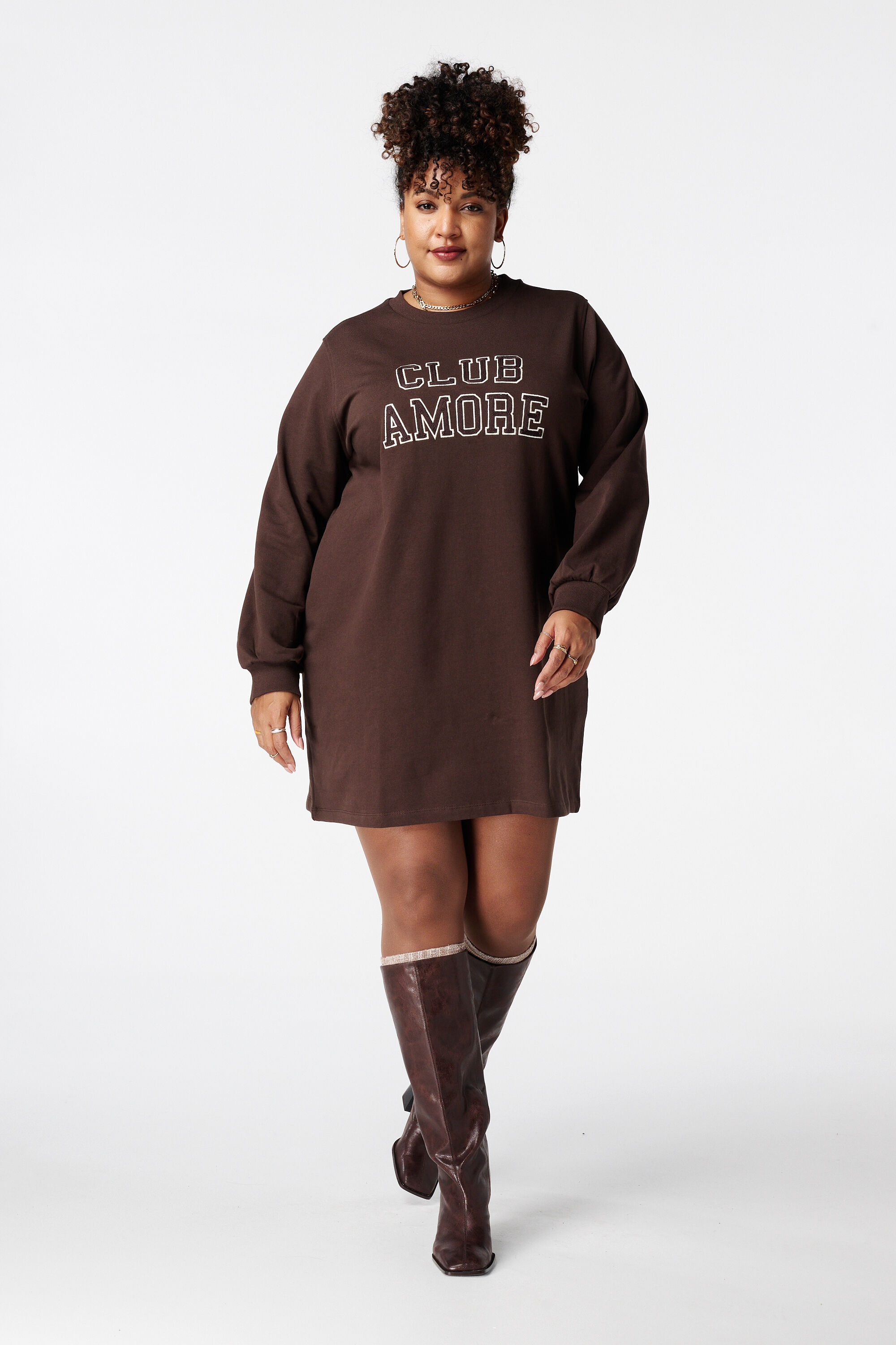 Vestido su&eacute;ter con texto como detalle