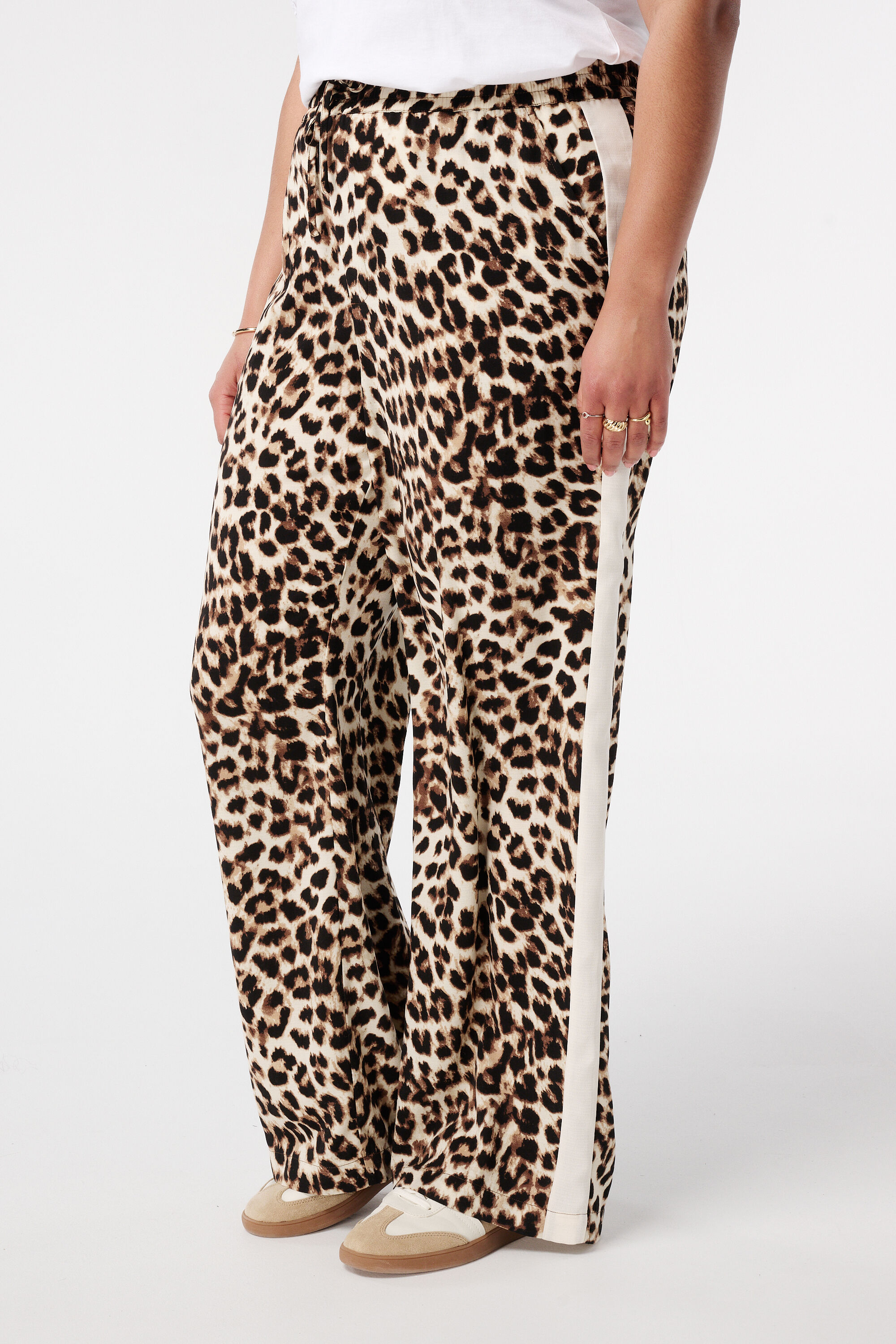 Pantalones de estampado leopardo con rayas en contraste  image number 5