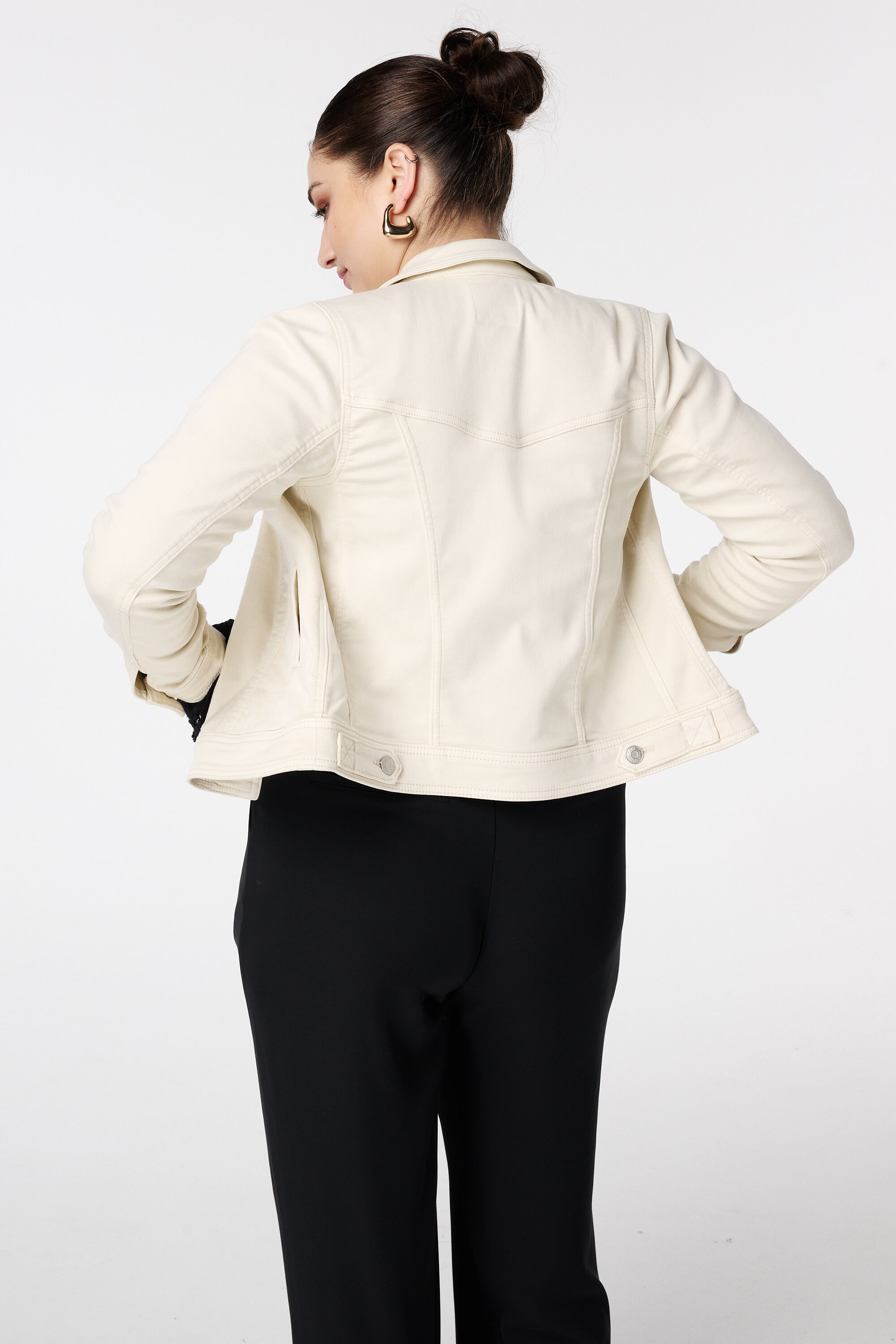 Chaqueta vaquera con cierre de botones image number 3