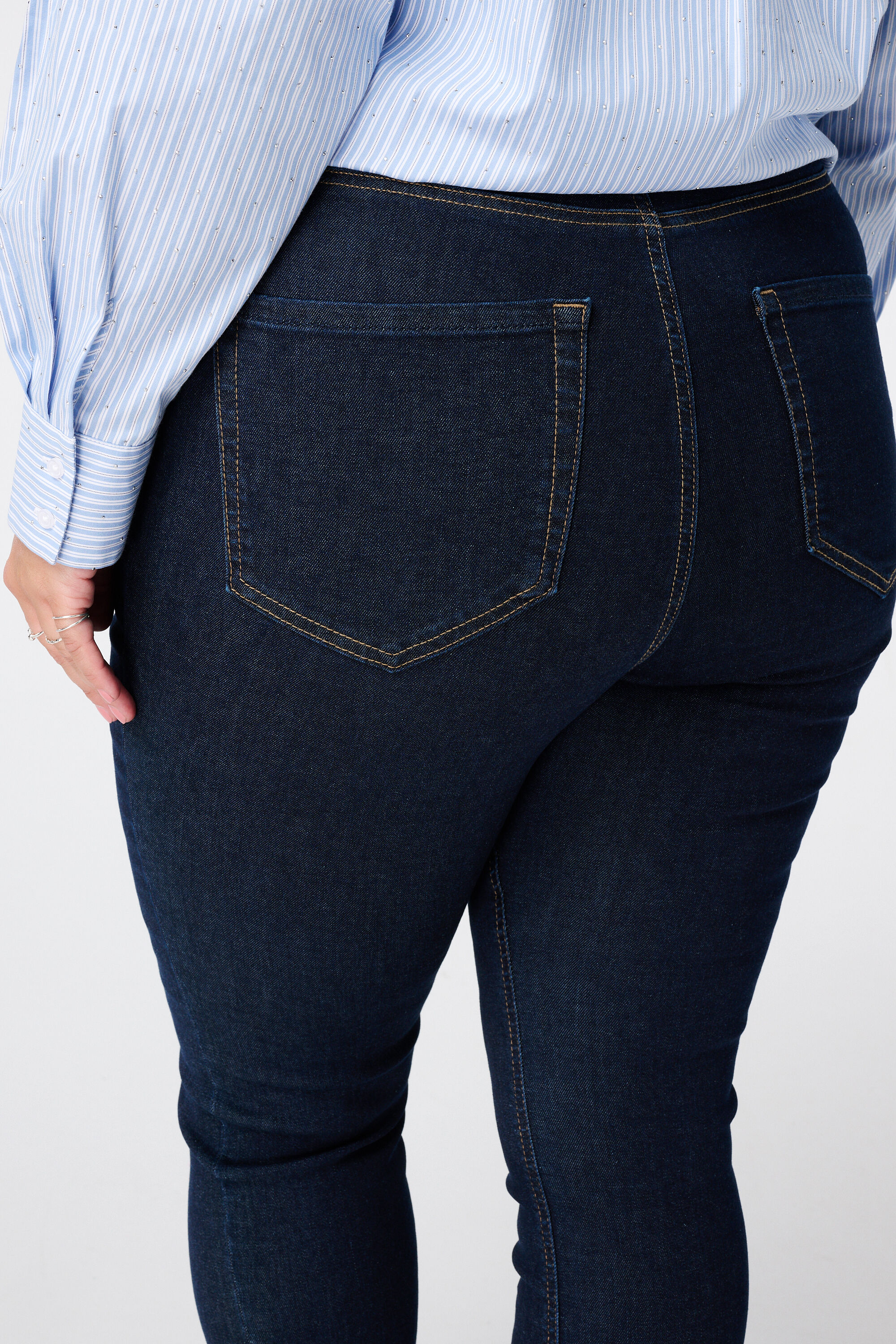 Vaqueros CHERRY de corte pitillo y talle alto image number 4