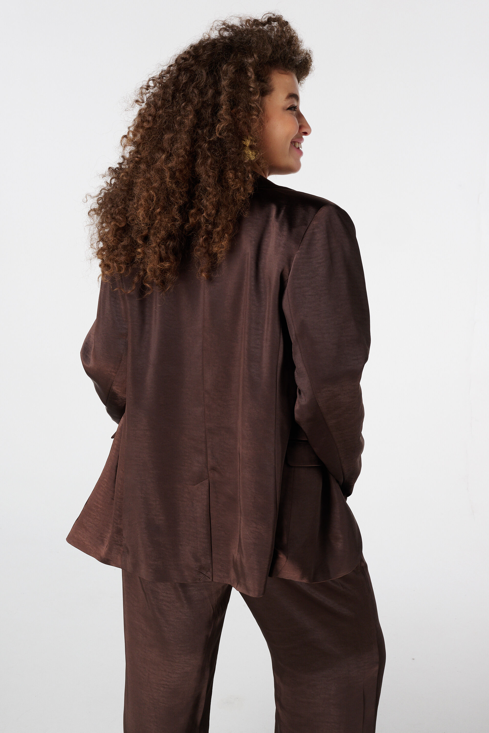 Blazer de sat&eacute;n con bot&oacute;n dorado image number 3